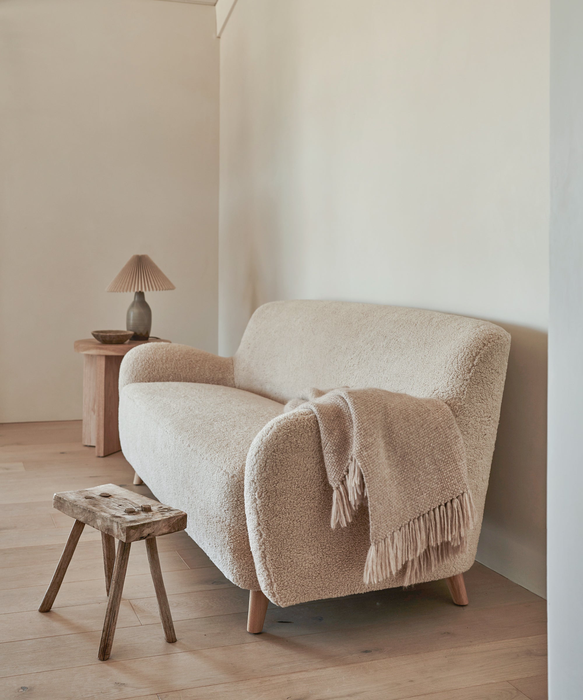 https://cdn.shopify.com/s/files/1/0565/1234/8333/products/Aspen_Boucle_Sofa_Bone_4.jpg?v=1662044954