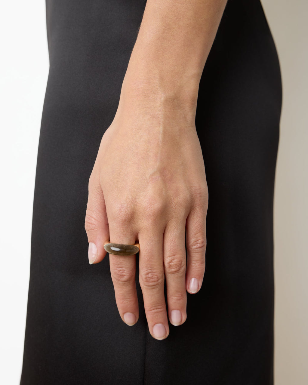 https://cdn.shopify.com/s/files/1/0592/5945/3598/files/BEATRICE_RING_GOLD_SMOKYQUARTZ_2.jpg?v=1769094983
