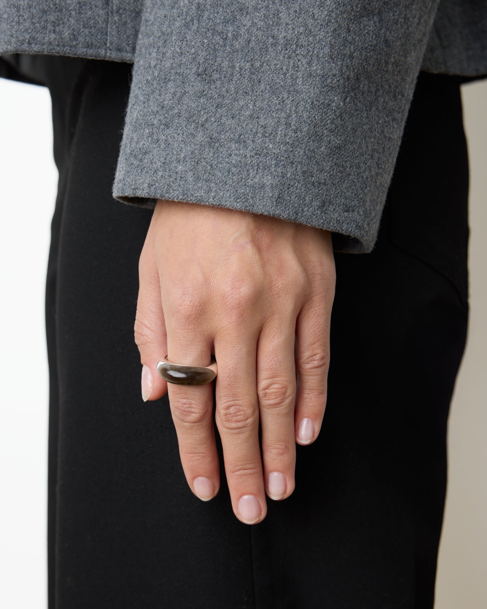 https://cdn.shopify.com/s/files/1/0592/5945/3598/files/BEATRICE_RING_SILVER_SMOKYQUARTZ_978ccac9-d442-45c0-8ac5-203664c413d8.jpg?v=1769087528