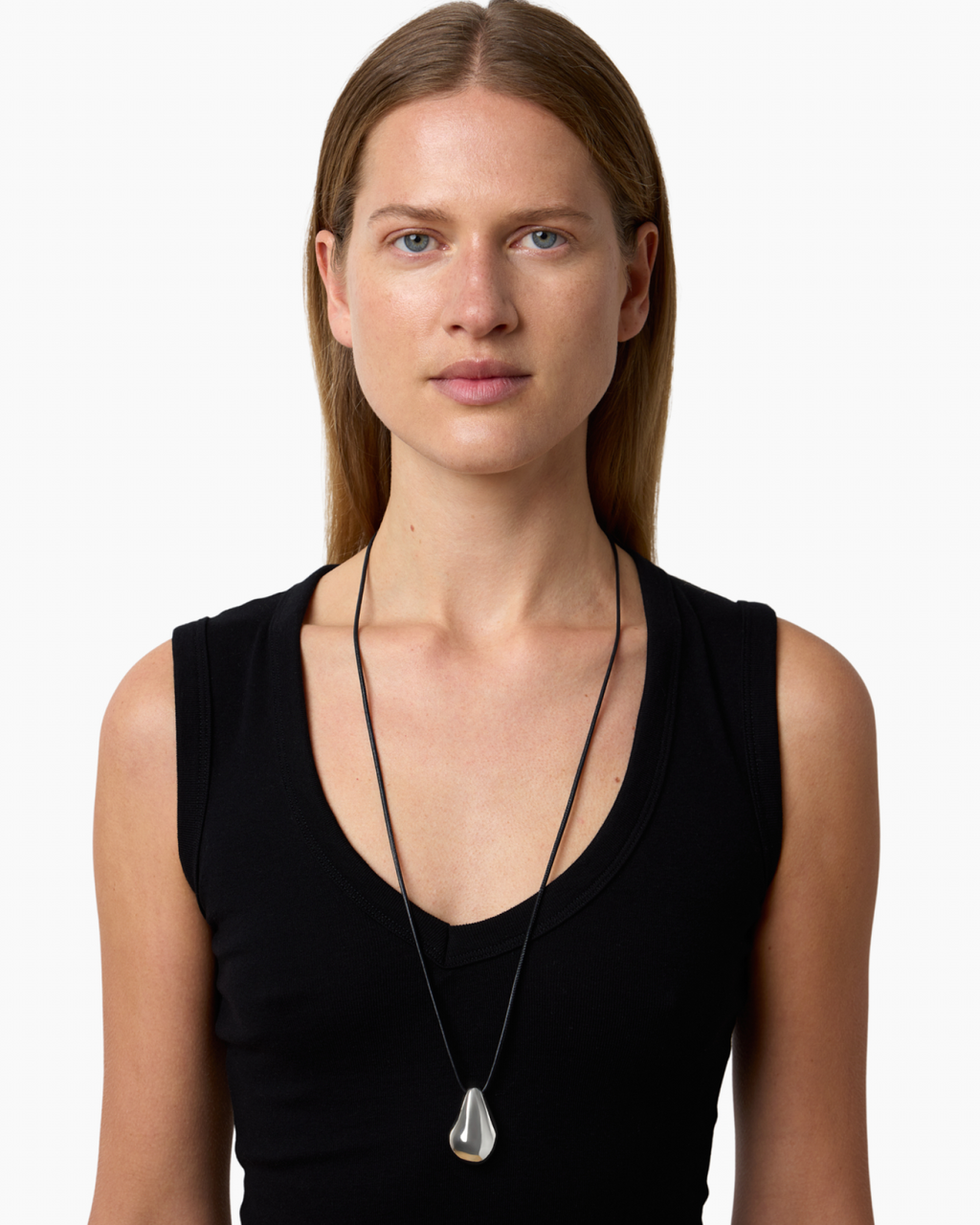 https://cdn.shopify.com/s/files/1/0592/5945/3598/files/BETTY_NECKLACE_SILVER_LEATHER_68a4e012-8037-4508-be46-b4bd22049c30.png?v=1748260609