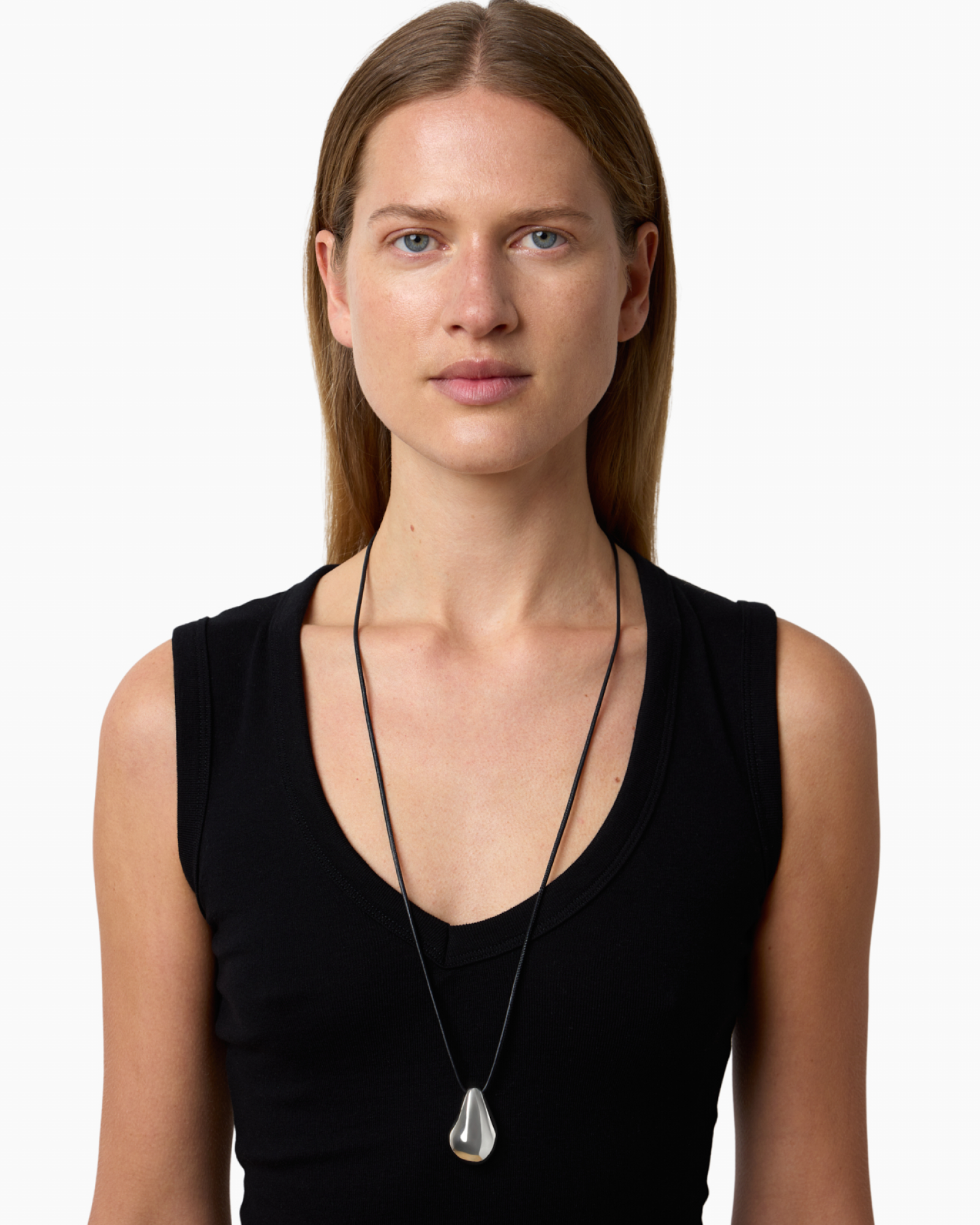 https://cdn.shopify.com/s/files/1/0592/5945/3598/files/BETTY_NECKLACE_SILVER_LEATHER_68a4e012-8037-4508-be46-b4bd22049c30.png?v=1748260609