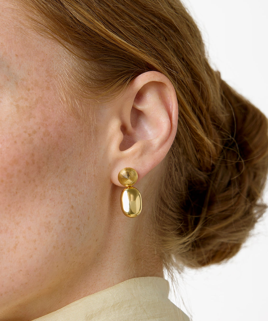 https://cdn.shopify.com/s/files/1/0592/5945/3598/files/CARLA_EARRINGS_GOLD_1_1.jpg?v=1770903242