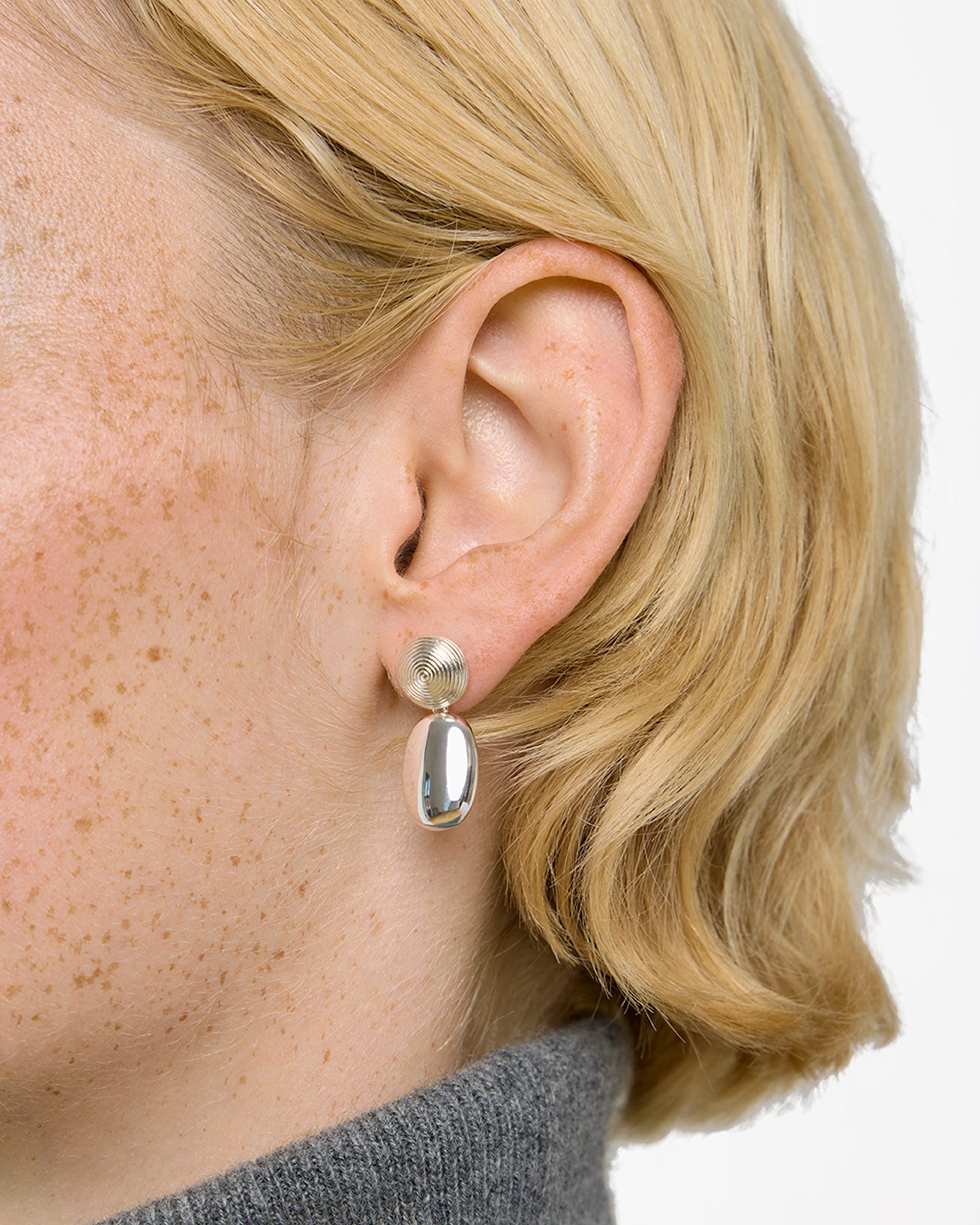 https://cdn.shopify.com/s/files/1/0592/5945/3598/files/CARLA_EARRINGS_SILVER_1_1.jpg?v=1770903242