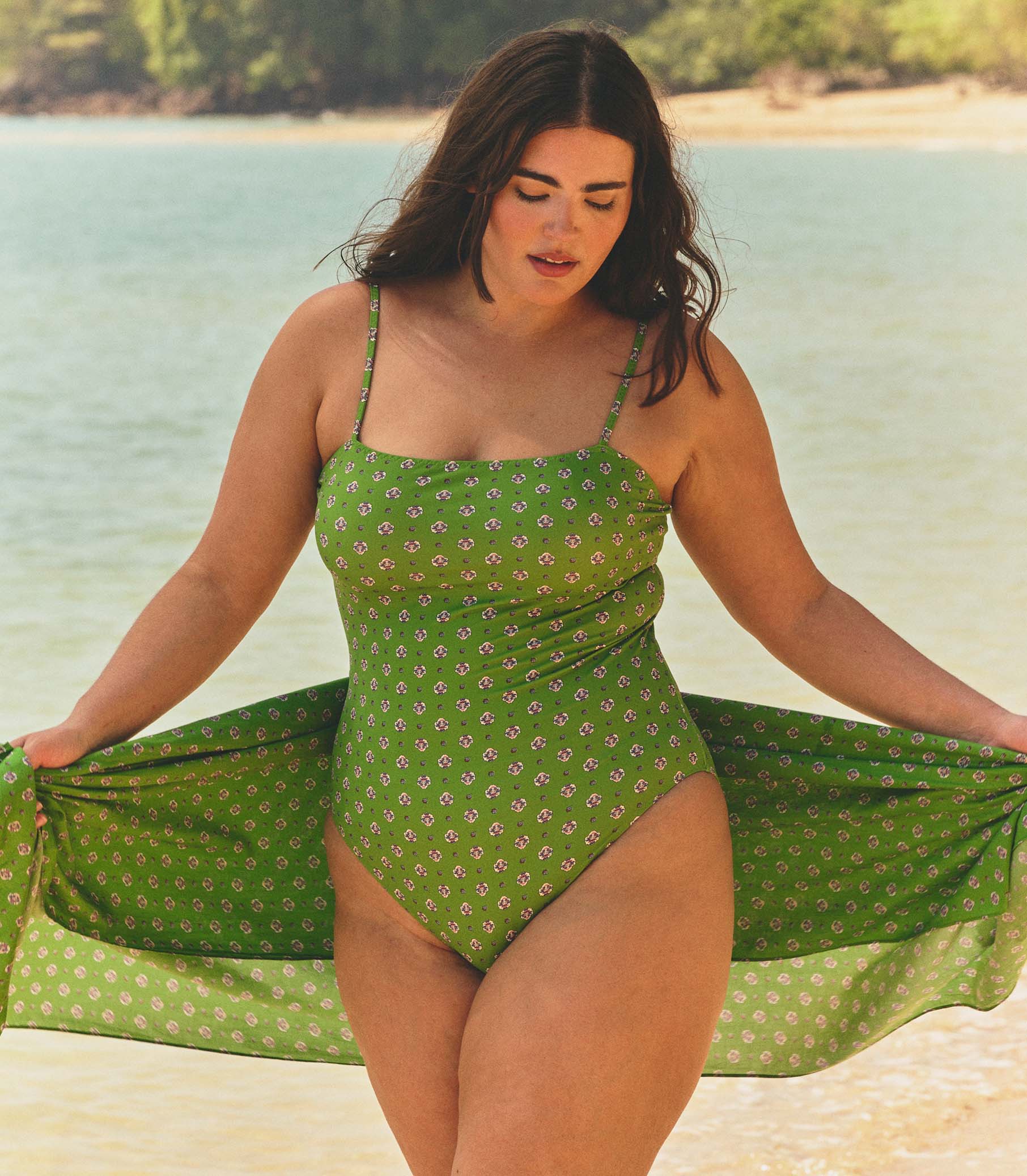 https://cdn.shopify.com/s/files/1/0950/9820/files/CASCAIS-SARONG_VERT-CADIZ-FOULARD_10_8b5dfba8-d3df-4d0e-9f84-985e12816b65.jpg?v=1777054111