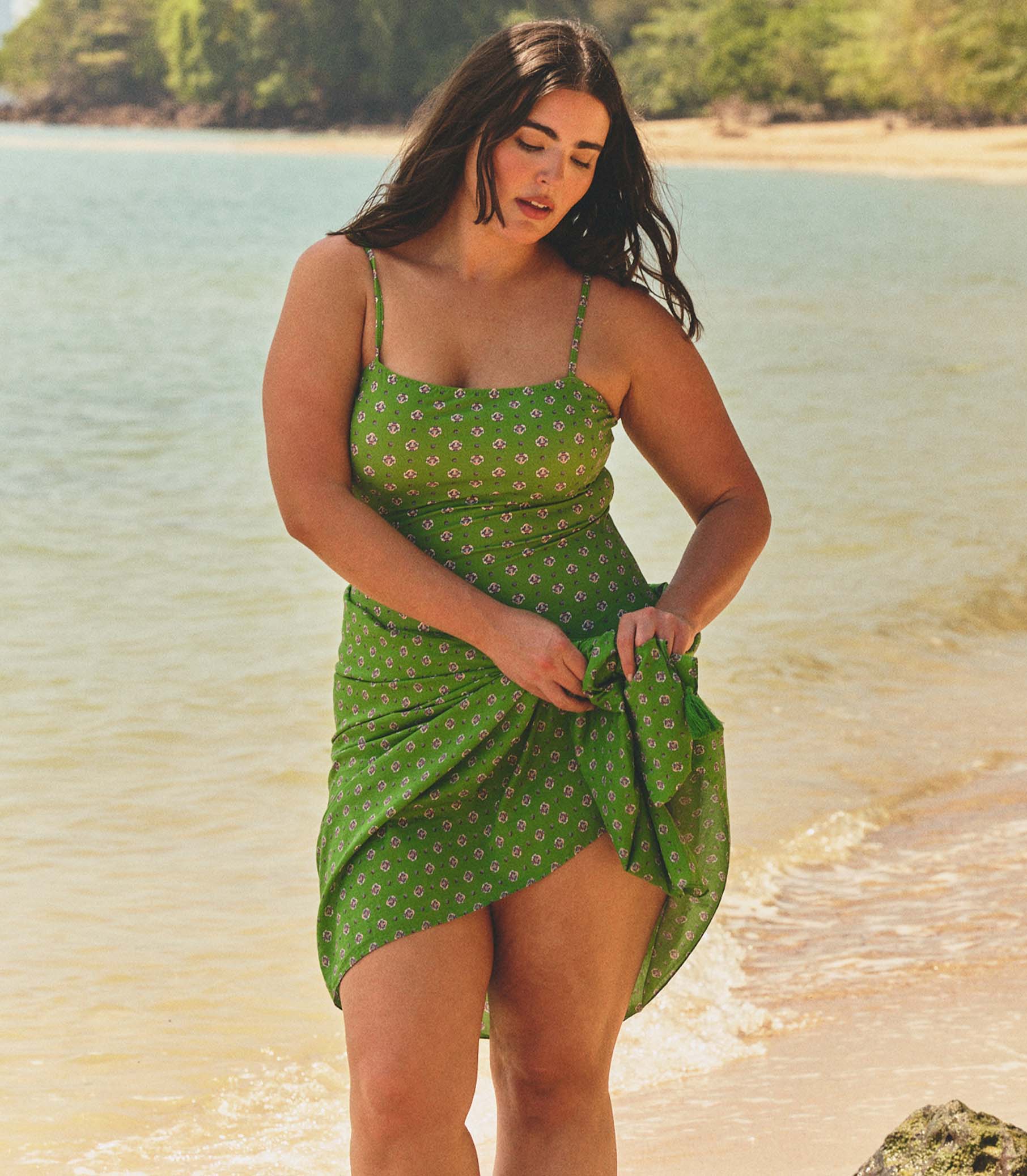 https://cdn.shopify.com/s/files/1/0950/9820/files/CASCAIS-SARONG_VERT-CADIZ-FOULARD_11_462dd272-7865-46b8-b1aa-d51fd101472d.jpg?v=1777054111