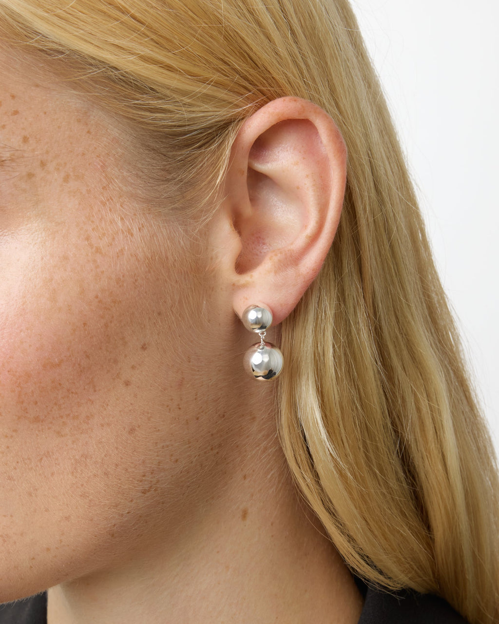 https://cdn.shopify.com/s/files/1/0592/5945/3598/files/Caroline_silver_2.jpg?v=1761985783