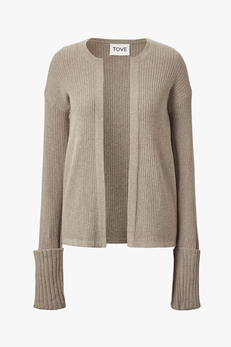 https://cdn.shopify.com/s/files/1/0155/8868/7920/files/Charlotte_cardigan_Tove_ft_36aaca91-3b99-4479-993c-a1584bb59dd0.jpg?v=1694188961