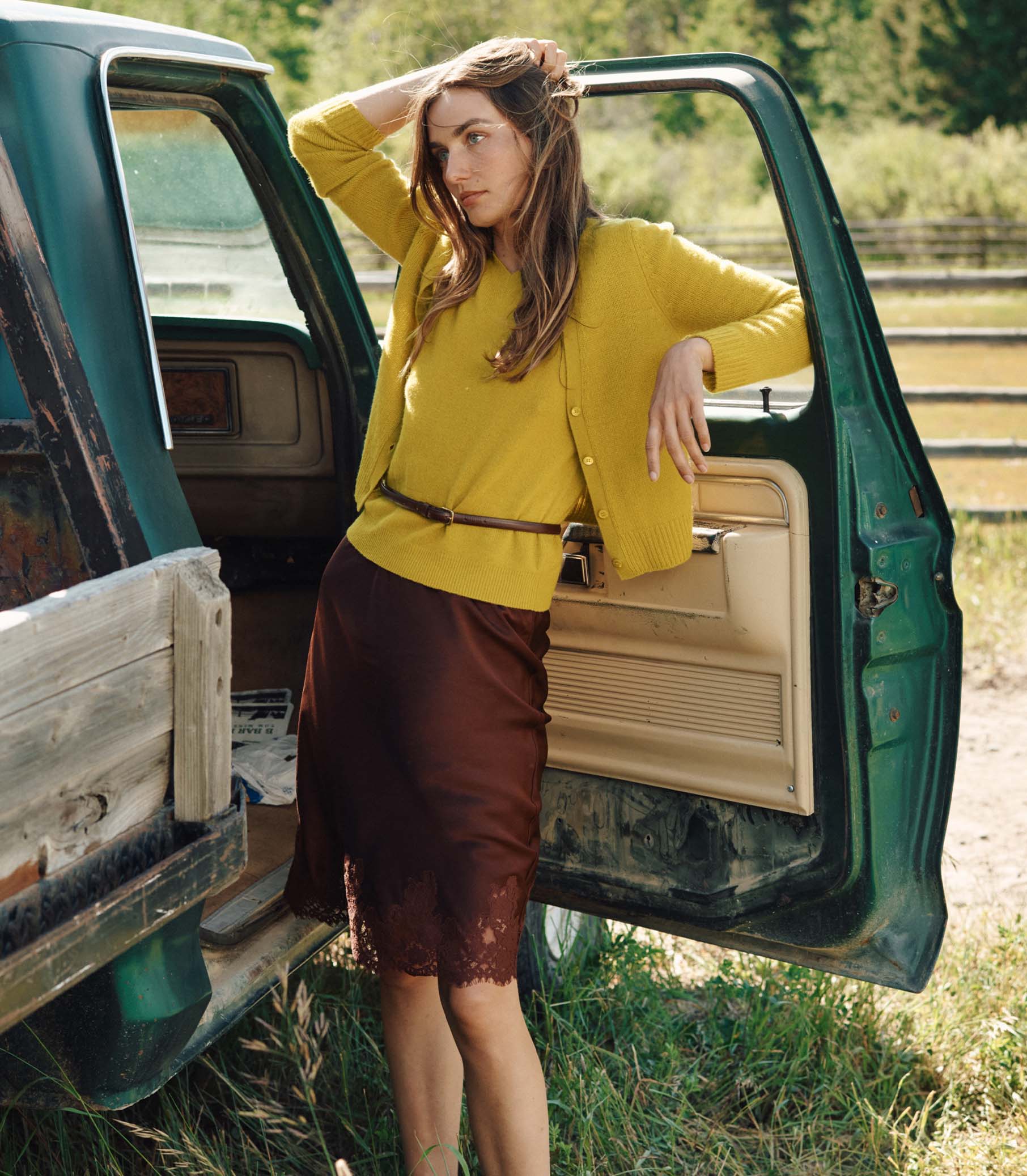 Luxurious Cashmere V-Neck Sleeveless Knit Vest, 60s-Inspired Fitted Ribbed Design