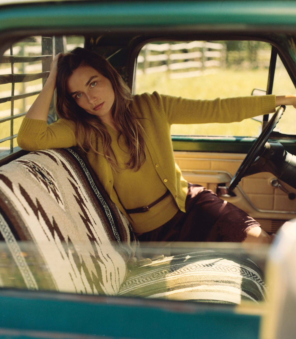 Luxurious Cashmere V-Neck Sleeveless Knit Vest, 60s-Inspired Fitted Ribbed Design