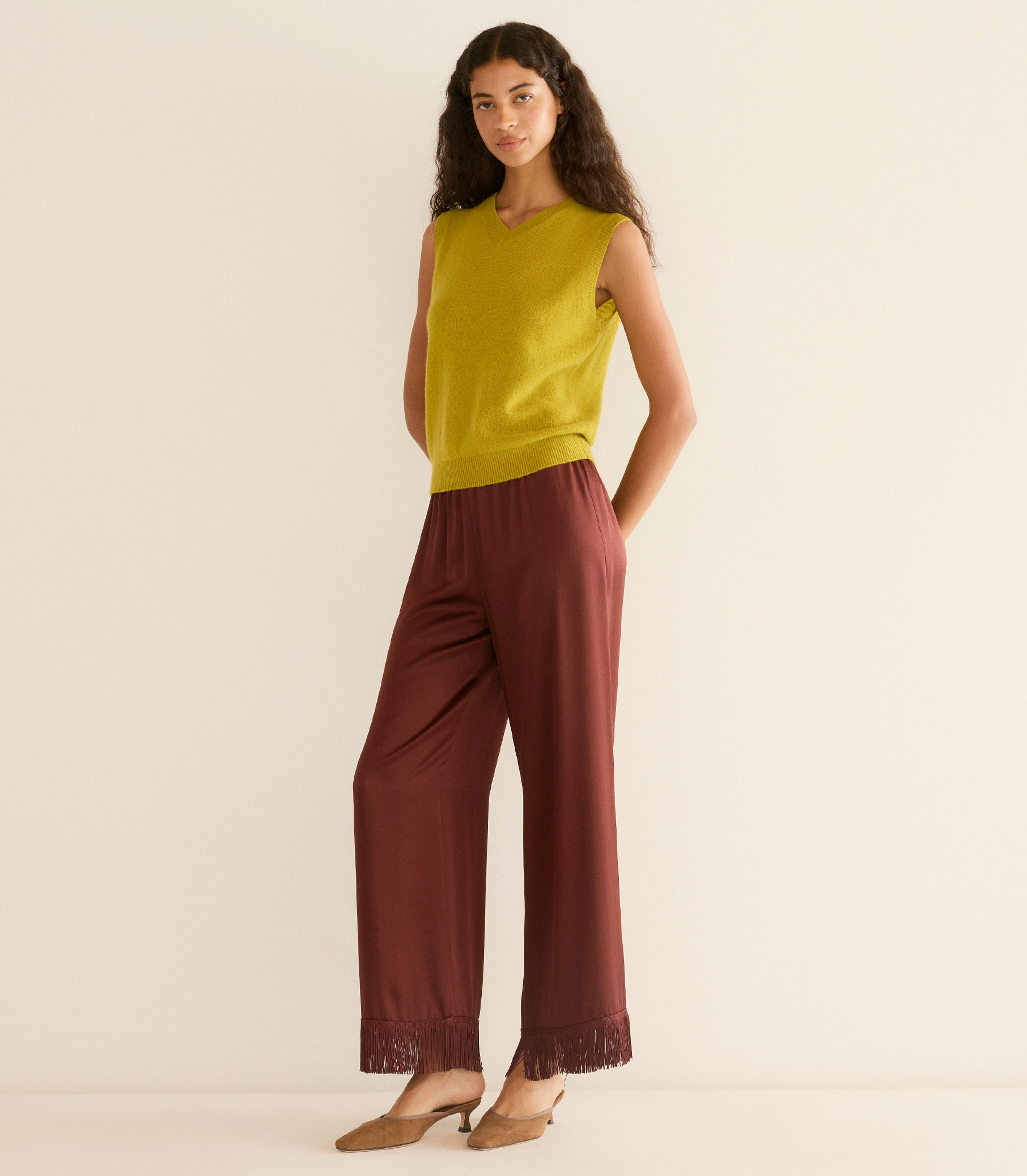 Luxurious Cashmere V-Neck Sleeveless Knit Vest, 60s-Inspired Fitted Ribbed Design