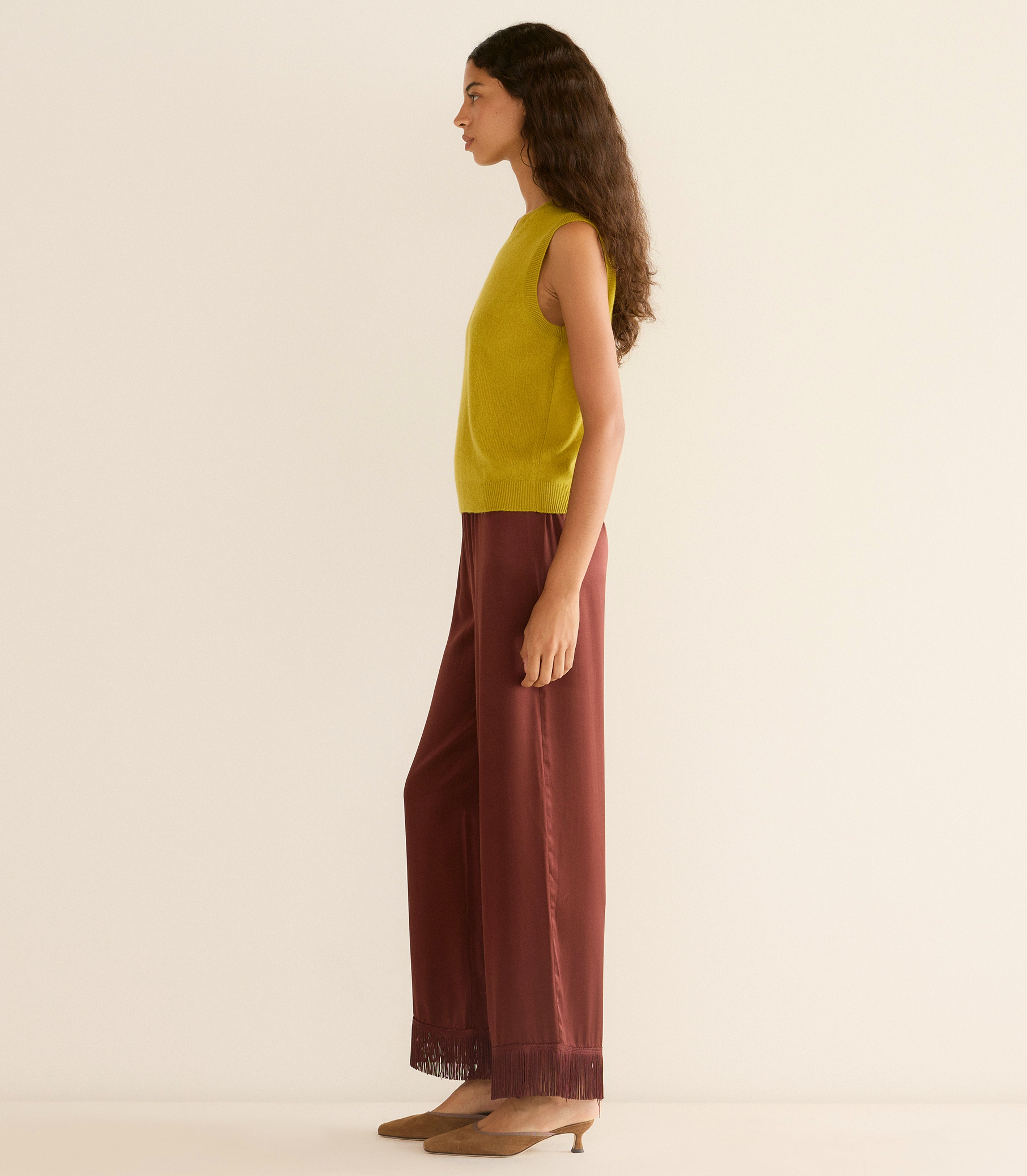 Luxurious Cashmere V-Neck Sleeveless Knit Vest, 60s-Inspired Fitted Ribbed Design