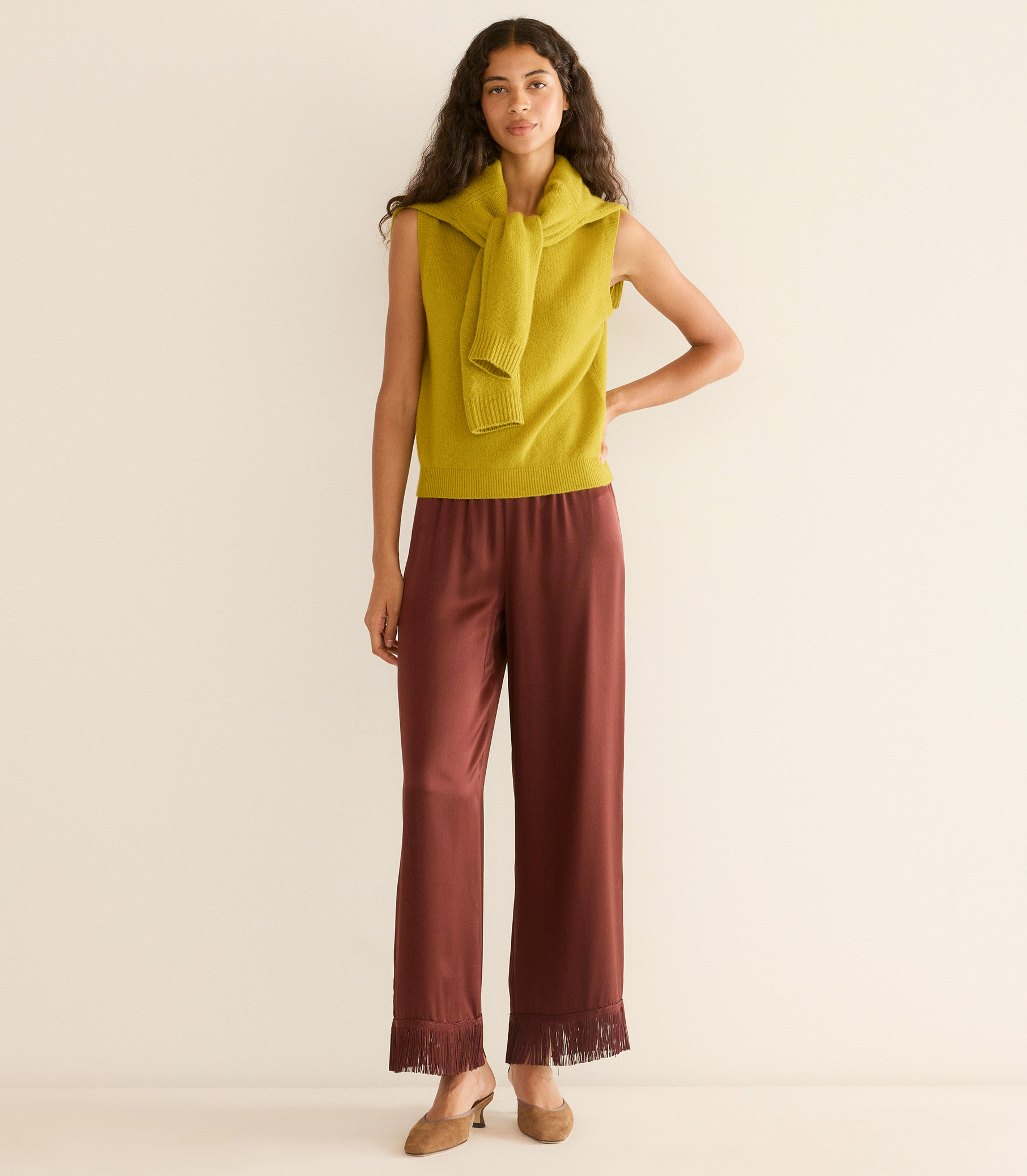 Luxurious Cashmere V-Neck Sleeveless Knit Vest, 60s-Inspired Fitted Ribbed Design