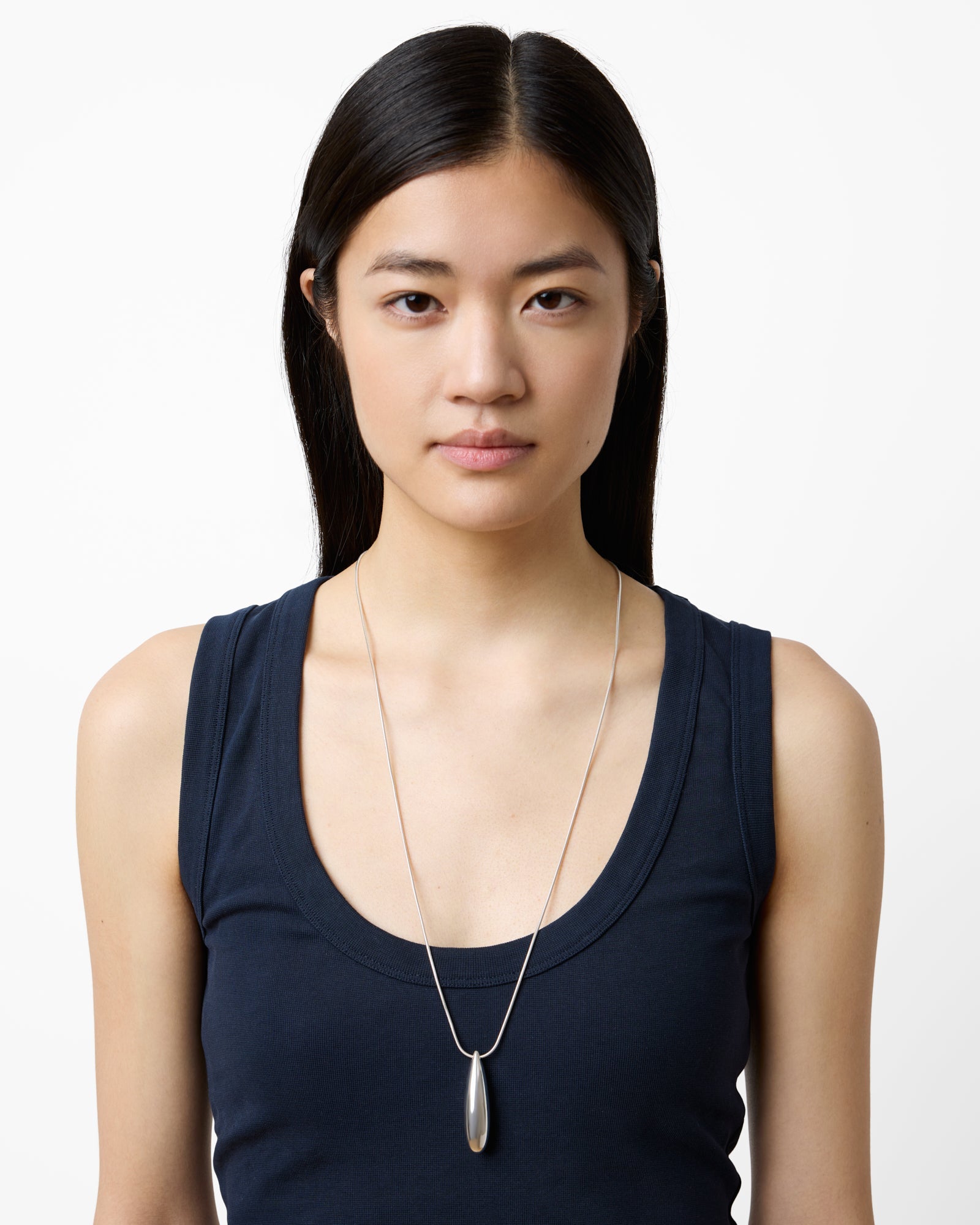 https://cdn.shopify.com/s/files/1/0592/5945/3598/files/DOLLY_NECKLACE_SILVER_d17f54be-00a2-4ed8-a33f-7d7200cc654c.jpg?v=1778572610