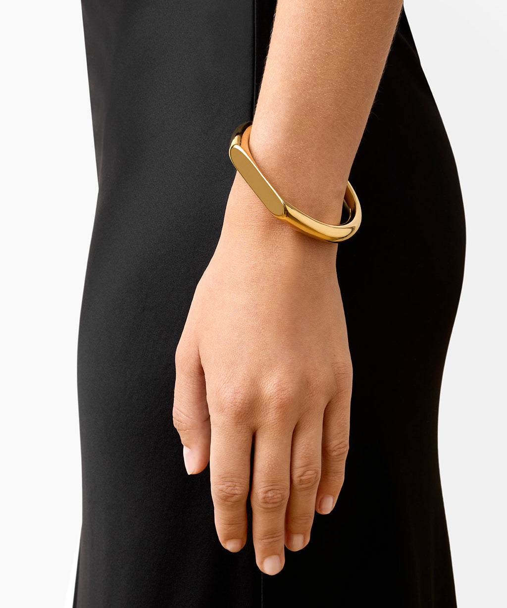 https://cdn.shopify.com/s/files/1/0592/5945/3598/files/DORA_BRACELET_GOLD_972db694-29a5-4fc9-aa9c-9b2c58c81c70.jpg?v=1759317362
