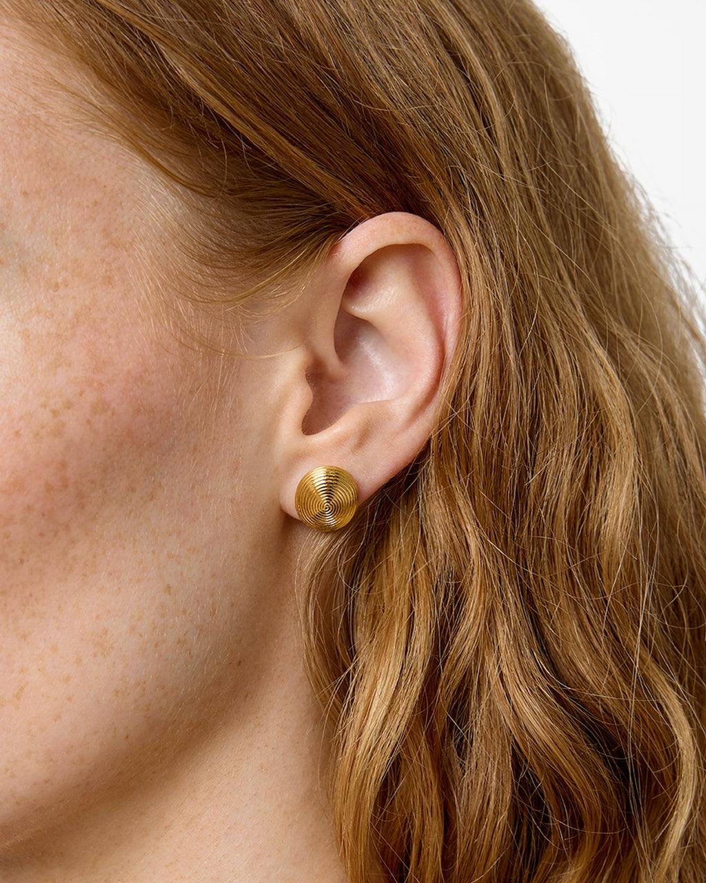 https://cdn.shopify.com/s/files/1/0592/5945/3598/files/ELLA_EARRINGS_GOLD_1_1.jpg?v=1770903567