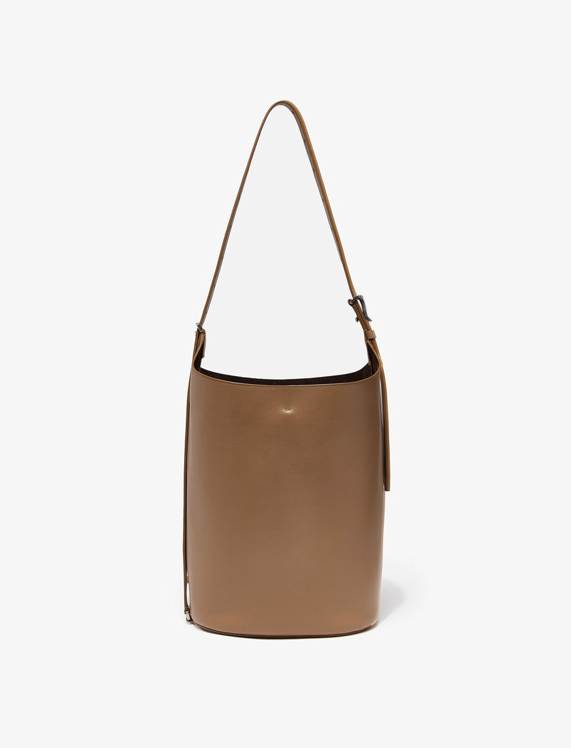 https://cdn.shopify.com/s/files/1/0027/1699/1534/files/HB252085-C404S-900_BrantBucketBaginSmoothCalf_Cumin_V0.jpg?v=1736395634