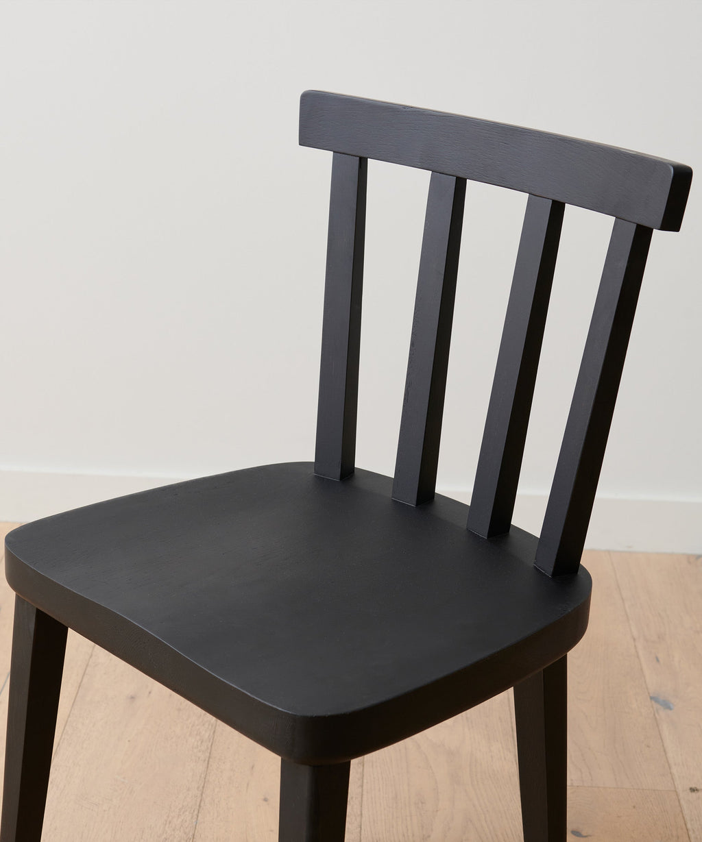https://cdn.shopify.com/s/files/1/0565/1234/8333/products/Hampton_Dining_Chair_Black_Oak2.jpg?v=1660923859
