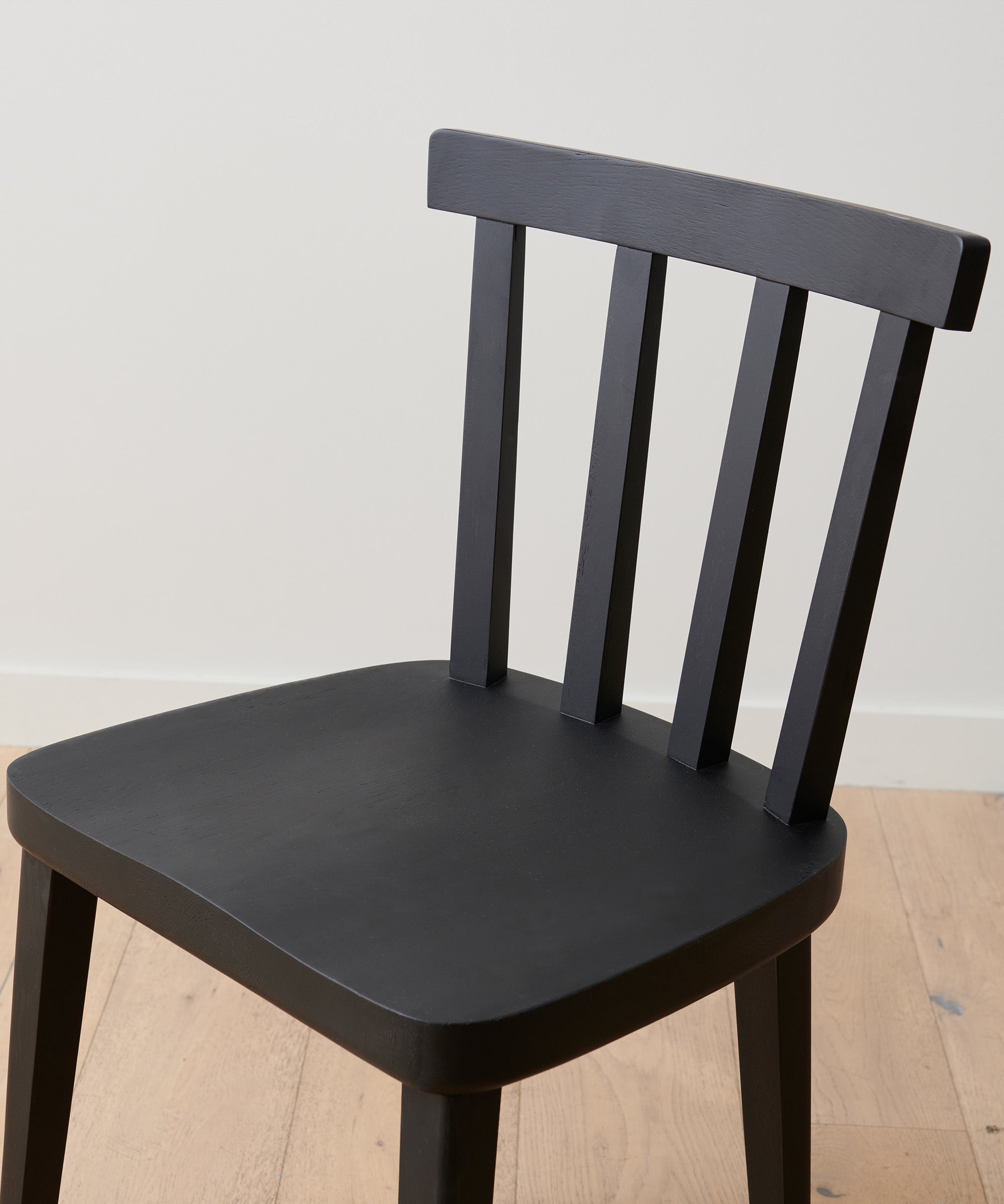 https://cdn.shopify.com/s/files/1/0565/1234/8333/products/Hampton_Dining_Chair_Black_Oak2.jpg?v=1660923859