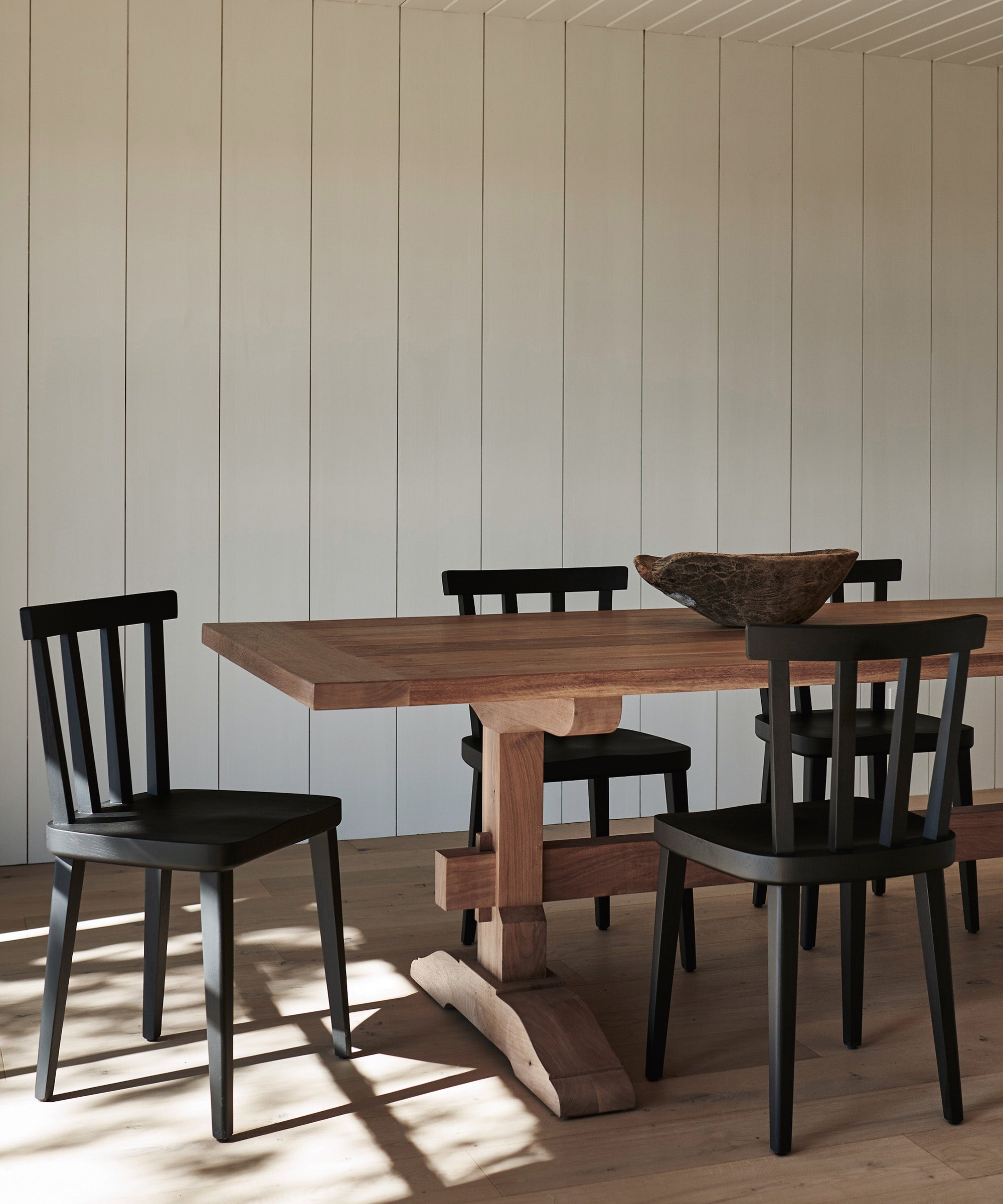 https://cdn.shopify.com/s/files/1/0565/1234/8333/products/Hampton_Dining_Chair_Black_Oak4.jpg?v=1660923859