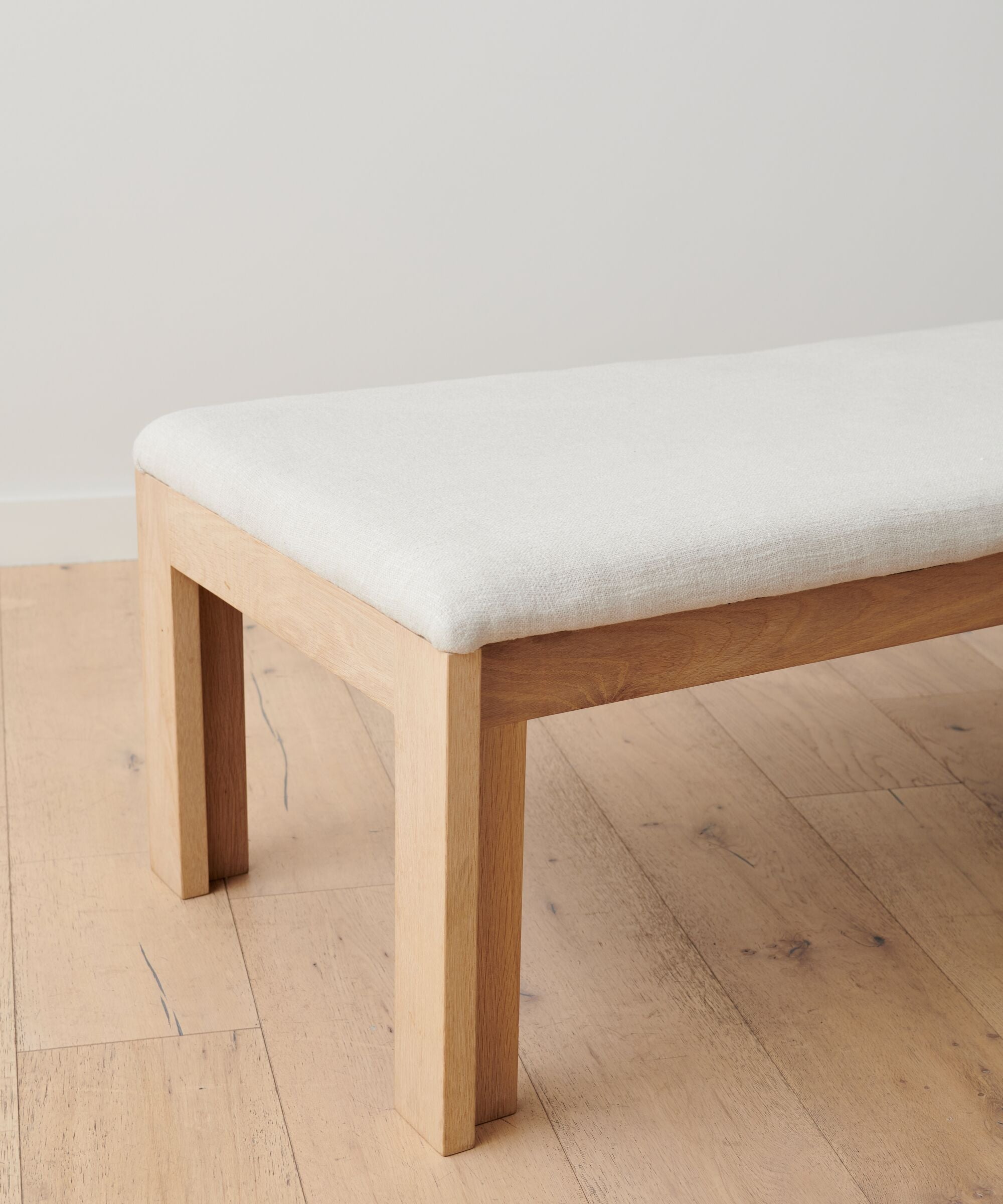 https://cdn.shopify.com/s/files/1/0565/1234/8333/products/JK_PDP-Otto_Bench_Natural_Linen_018.jpg?v=1681748320
