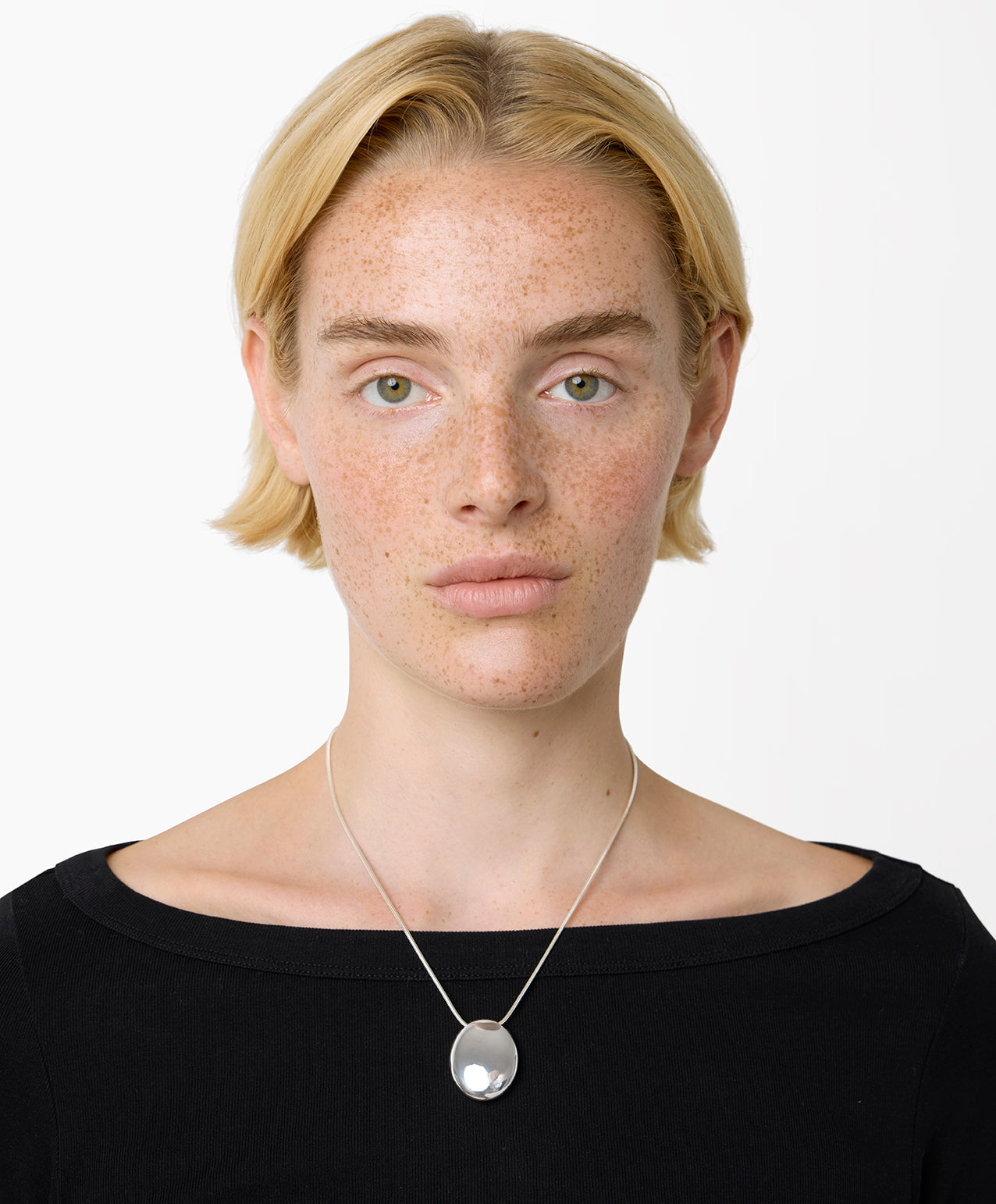 https://cdn.shopify.com/s/files/1/0592/5945/3598/files/JULIA_NECKLACE_SILVER_8cc47ec9-3ebe-4680-a15b-7b7beefdd66e.jpg?v=1768557957