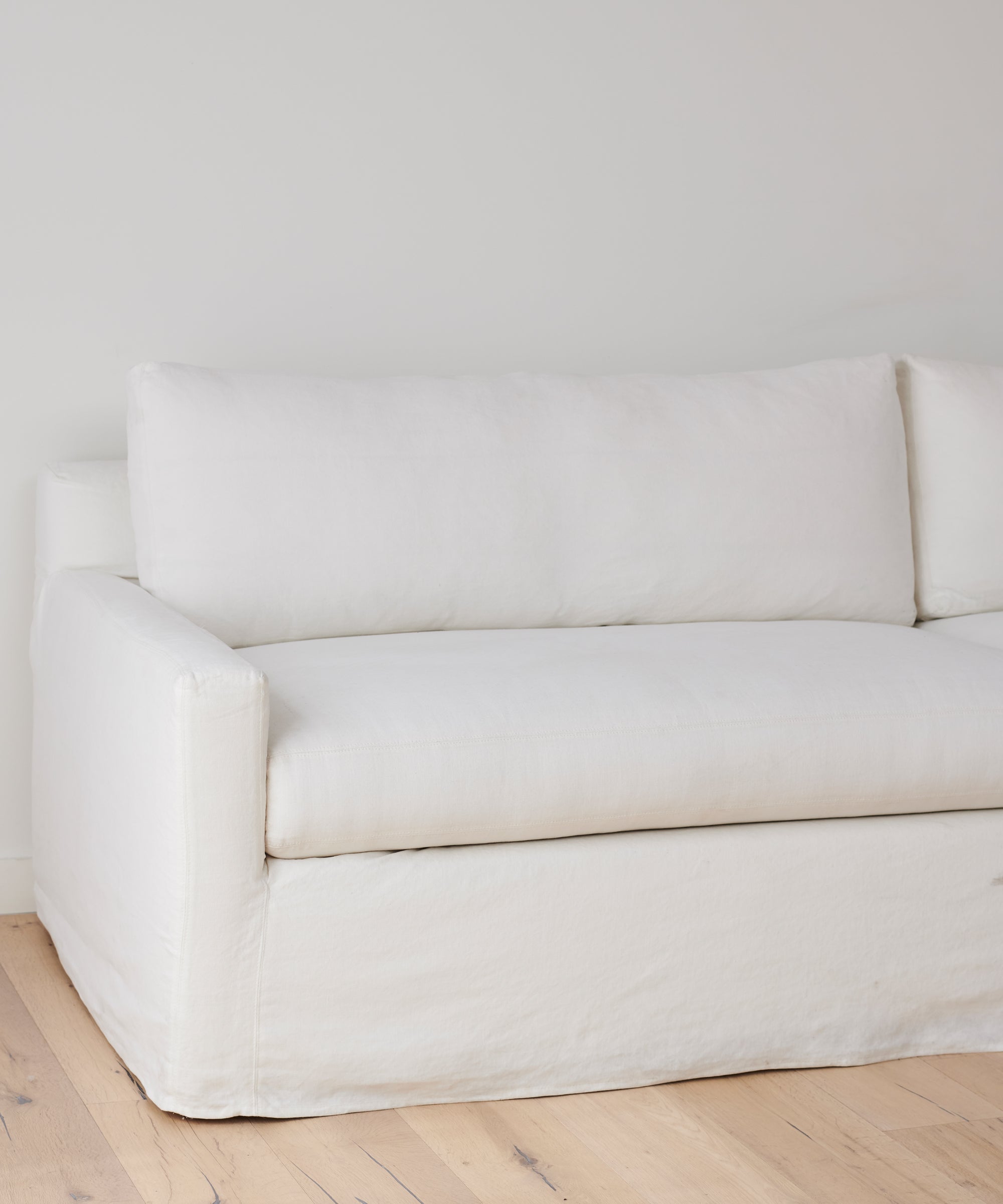 https://cdn.shopify.com/s/files/1/0565/1234/8333/products/JenniKayne_HarborSofa_Ivory-02.jpg?v=1681774386