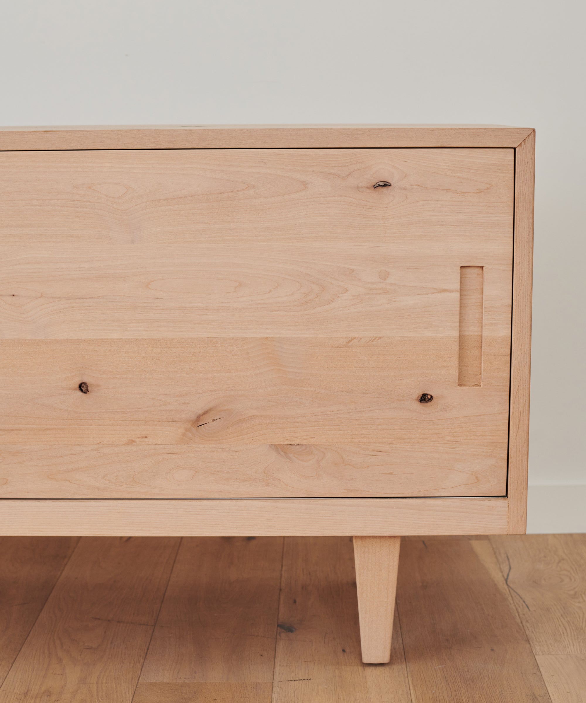 https://cdn.shopify.com/s/files/1/0565/1234/8333/products/JenniKayne_MandevilleCredenza_KnottyAlder-3.jpg?v=1642531895
