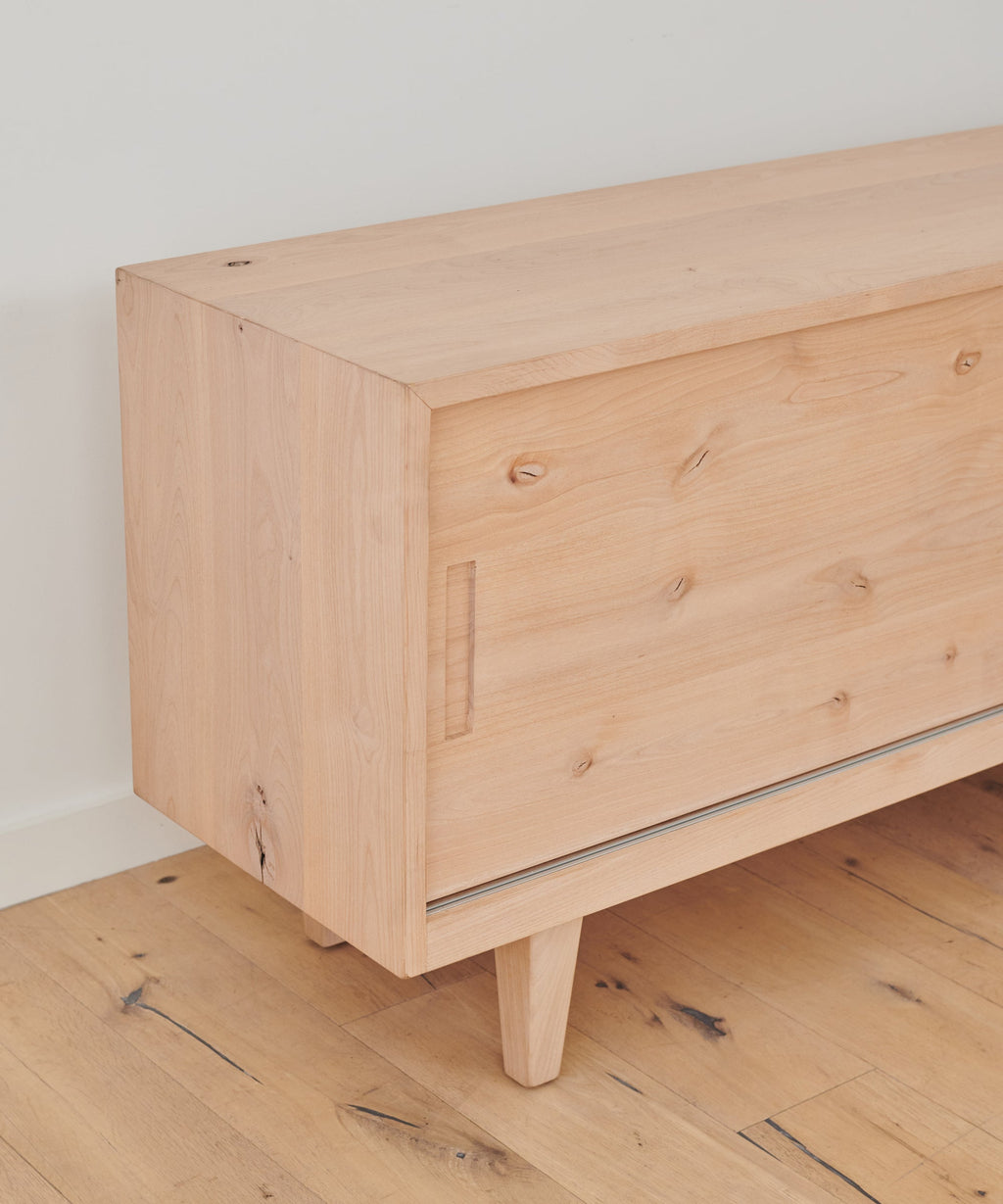 https://cdn.shopify.com/s/files/1/0565/1234/8333/products/JenniKayne_MandevilleCredenza_KnottyAlder-4.jpg?v=1642531895