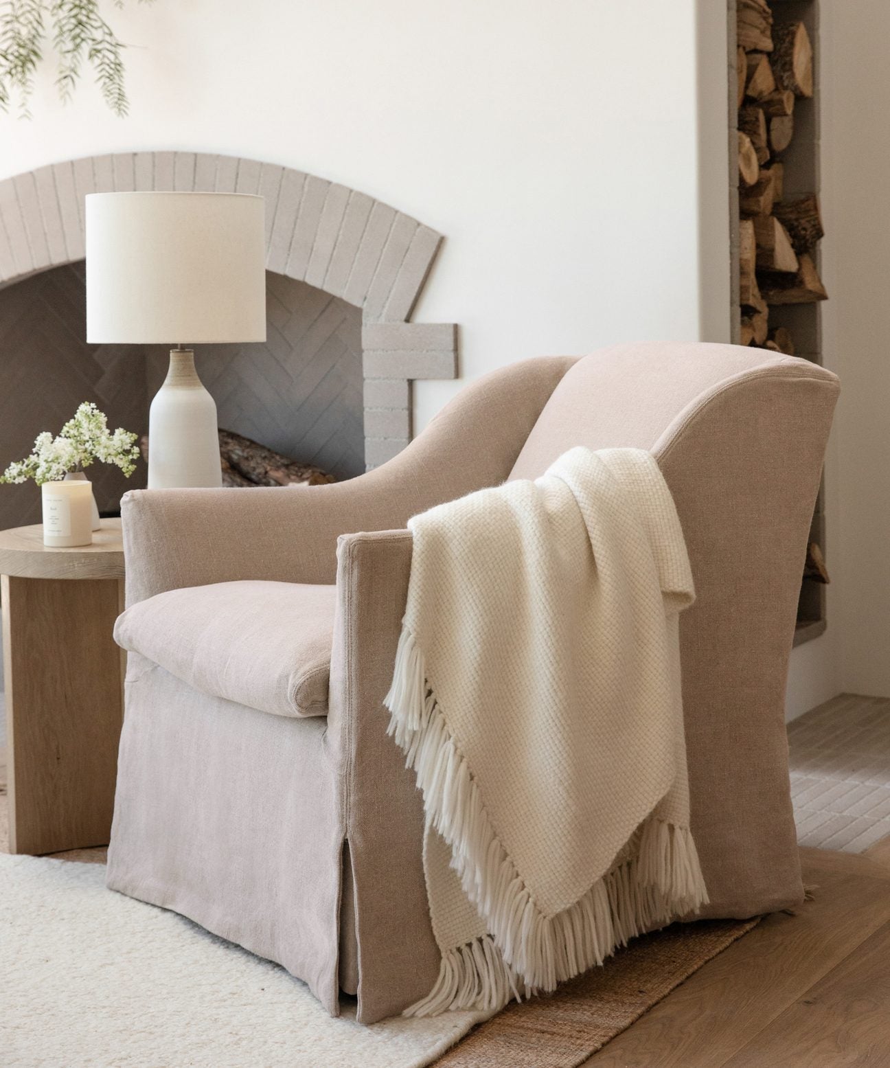 https://cdn.shopify.com/s/files/1/0565/1234/8333/products/JenniKayne_MiramarChair_Flax3.jpg?v=1633373389