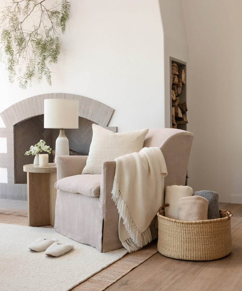 https://cdn.shopify.com/s/files/1/0565/1234/8333/products/JenniKayne_MiramarChair_Flax4.jpg?v=1633373389