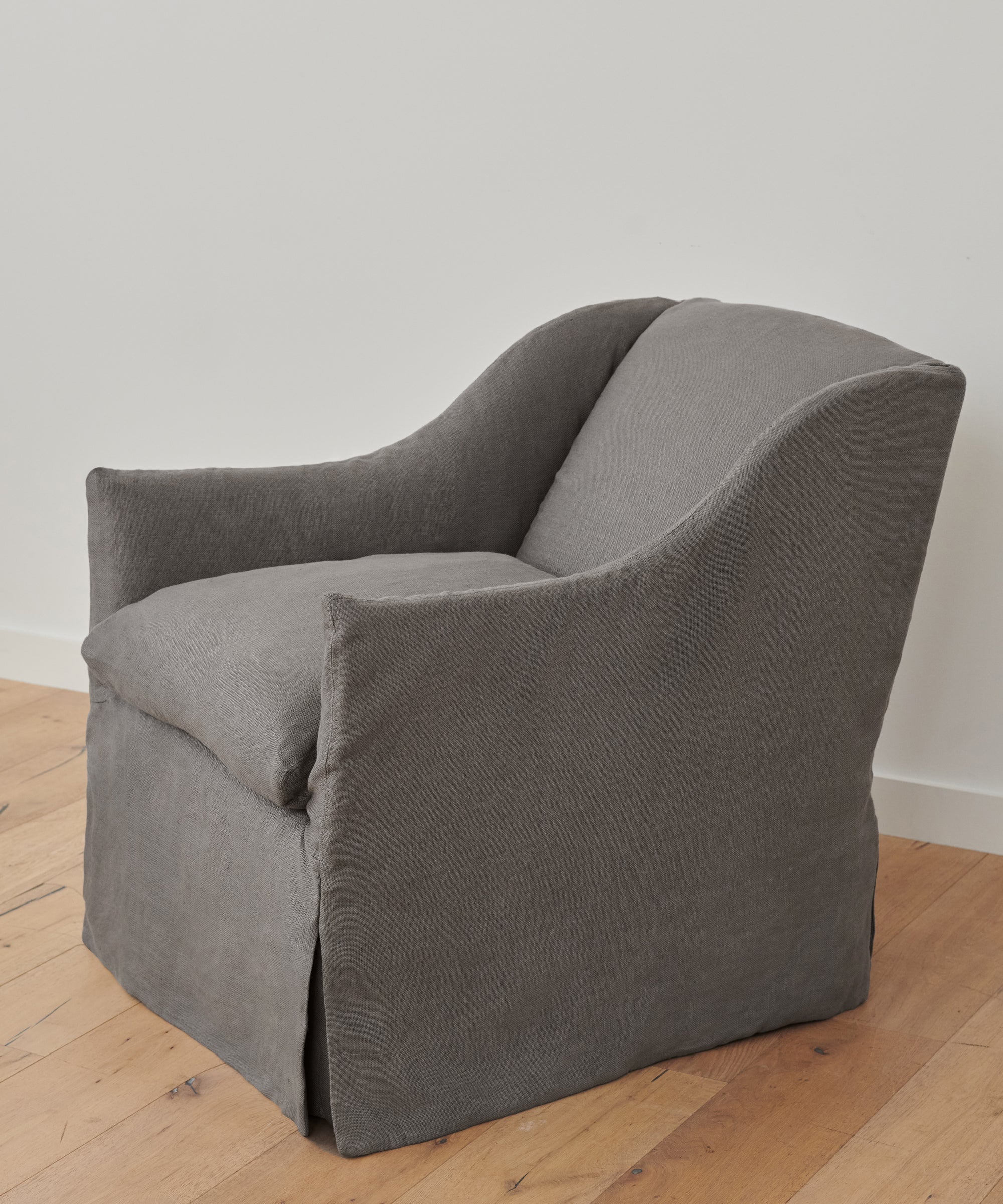 https://cdn.shopify.com/s/files/1/0565/1234/8333/products/JenniKayne_MiramarChair_SmokeLinen-2.jpg?v=1639426728