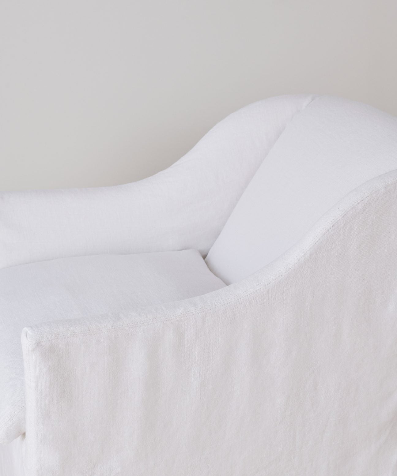 https://cdn.shopify.com/s/files/1/0565/1234/8333/products/JenniKayne_MiramarChair_White2.jpg?v=1744414430