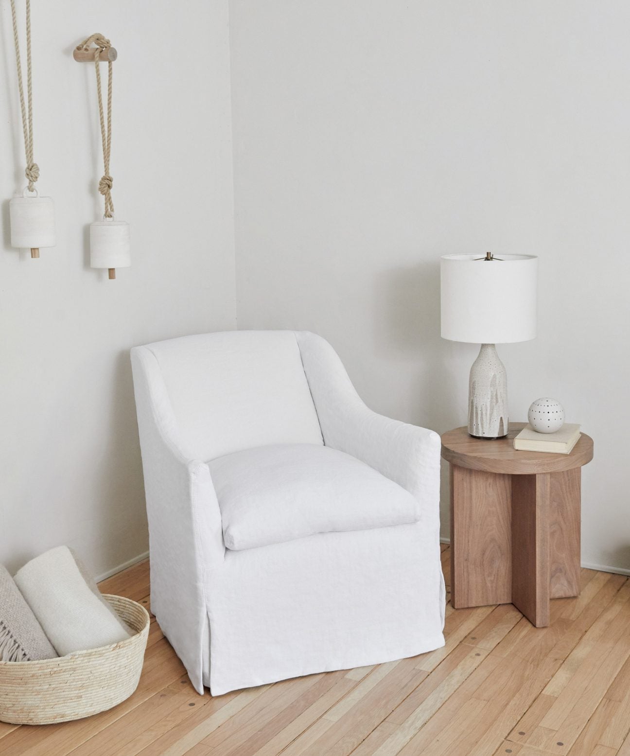 https://cdn.shopify.com/s/files/1/0565/1234/8333/products/JenniKayne_MiramarChair_WhiteLinen-3.jpg?v=1744414430