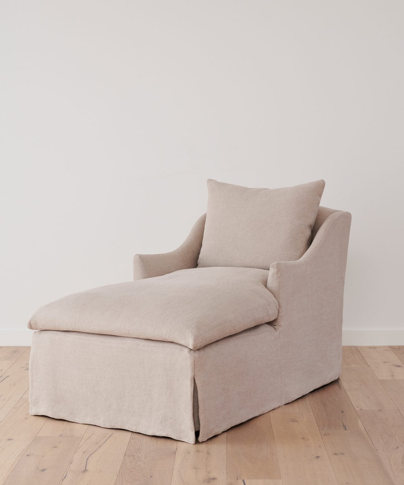 https://cdn.shopify.com/s/files/1/0565/1234/8333/products/JenniKayne_MiramarChaise_FlaxLinen-01.jpg?v=1762182576