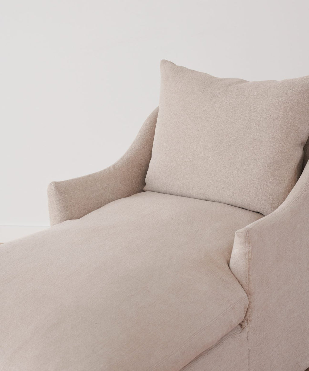 https://cdn.shopify.com/s/files/1/0565/1234/8333/products/JenniKayne_MiramarChaise_FlaxLinen-2.jpg?v=1633373591