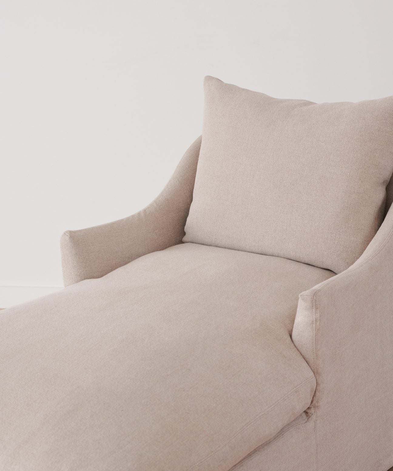https://cdn.shopify.com/s/files/1/0565/1234/8333/products/JenniKayne_MiramarChaise_FlaxLinen-2.jpg?v=1633373591