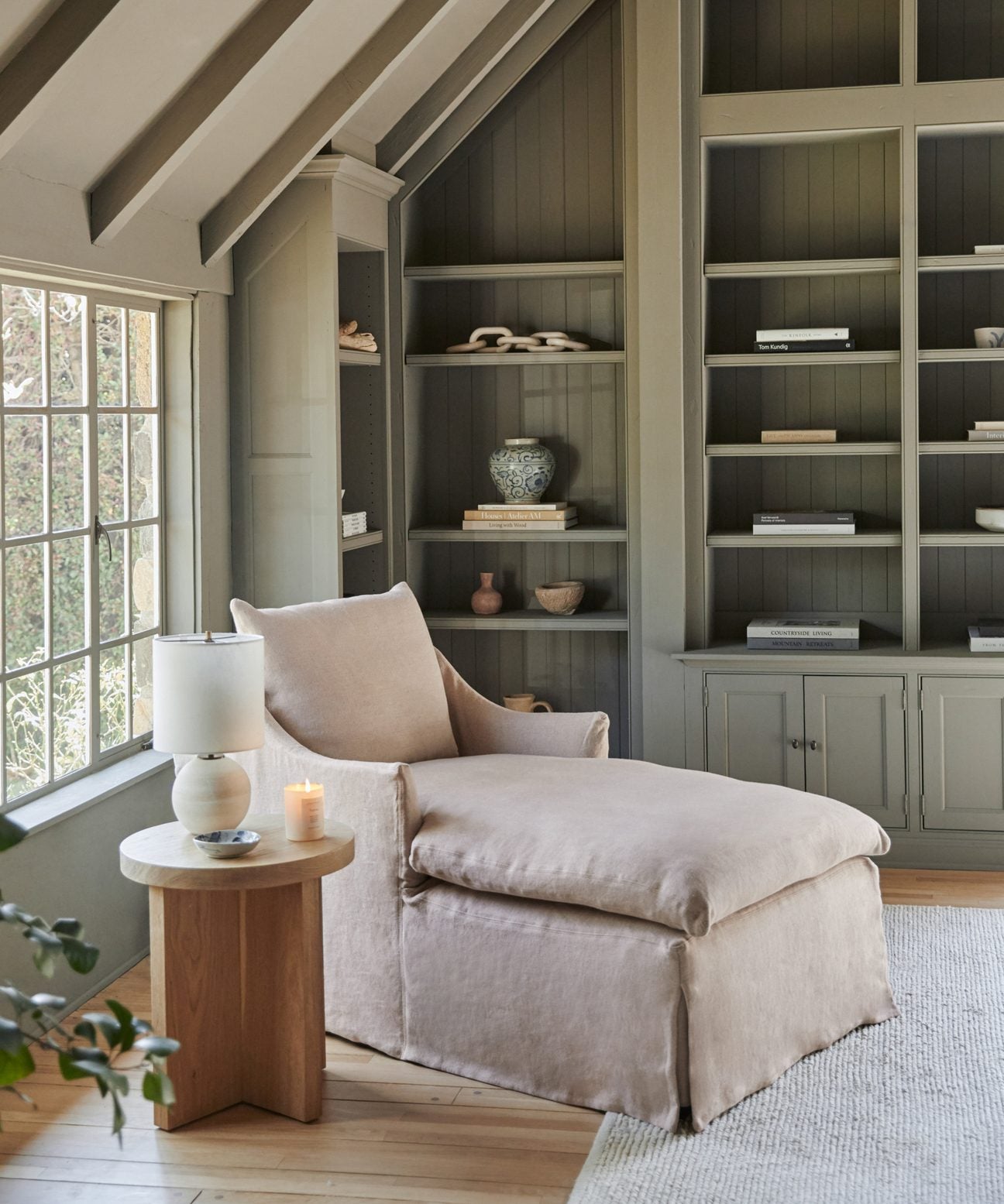 https://cdn.shopify.com/s/files/1/0565/1234/8333/products/JenniKayne_MiramarChaise_FlaxLinen-3.jpg?v=1663018675