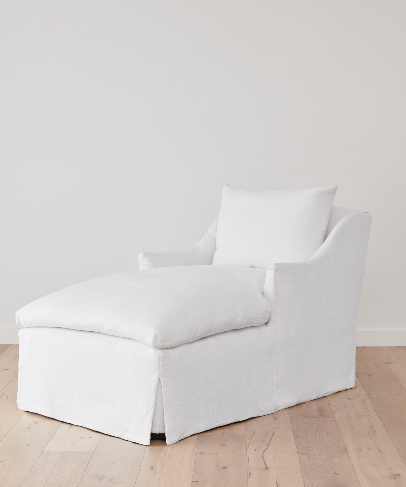 https://cdn.shopify.com/s/files/1/0565/1234/8333/products/JenniKayne_MiramarChaise_WhiteLinen-1.jpg?v=1762182577