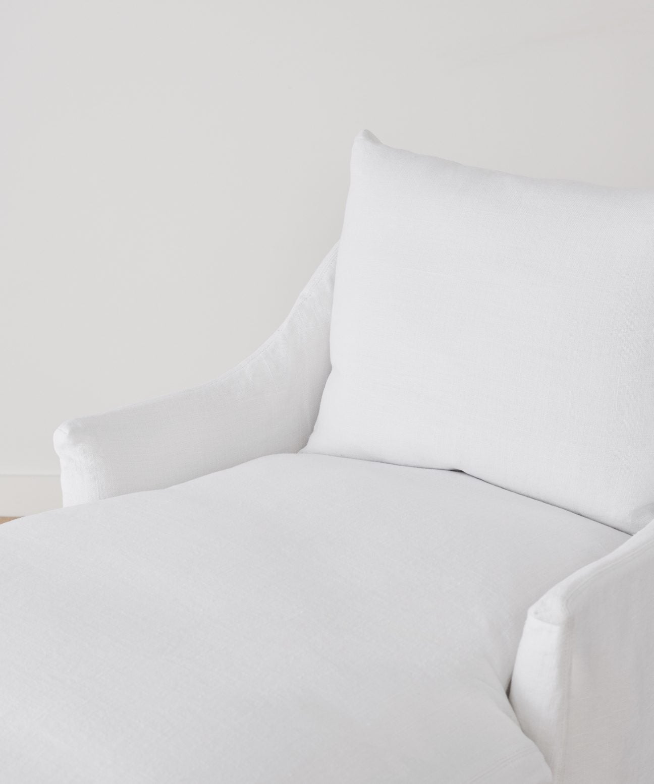 https://cdn.shopify.com/s/files/1/0565/1234/8333/products/JenniKayne_MiramarChaise_WhiteLinen-2.jpg?v=1633373873