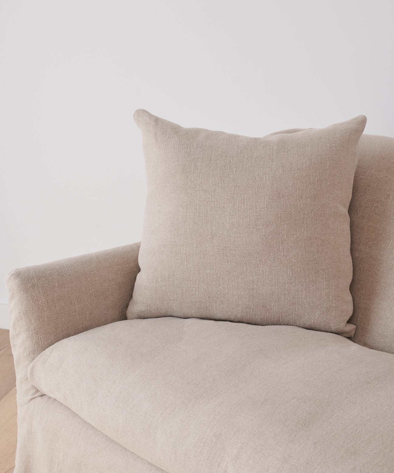 https://cdn.shopify.com/s/files/1/0565/1234/8333/products/JenniKayne_MiramarSofa_FlaxLinen-2.jpg?v=1633374131