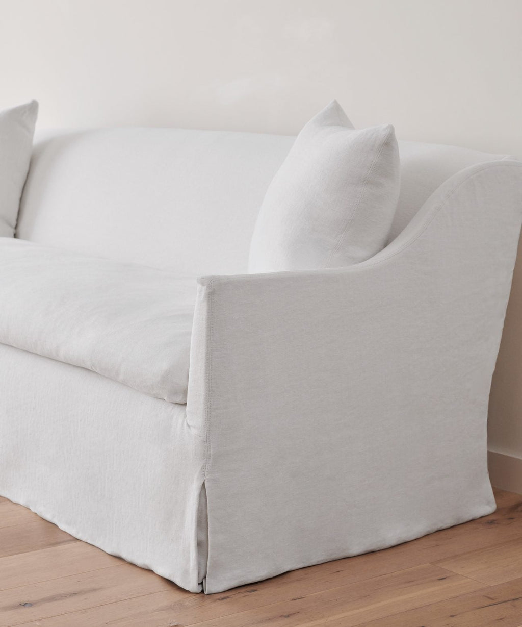 https://cdn.shopify.com/s/files/1/0565/1234/8333/products/JenniKayne_MiramarSofa_WhiteLinen-2.jpg?v=1633374153