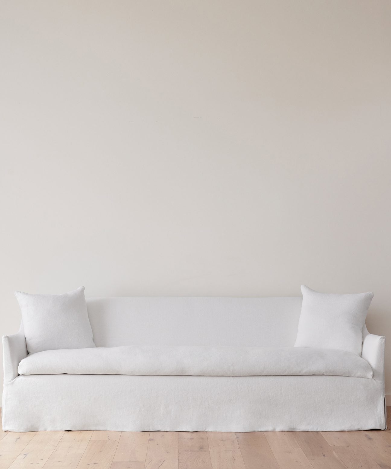 https://cdn.shopify.com/s/files/1/0565/1234/8333/products/JenniKayne_MiramarSofa_WhiteLinen1.jpg?v=1762182575