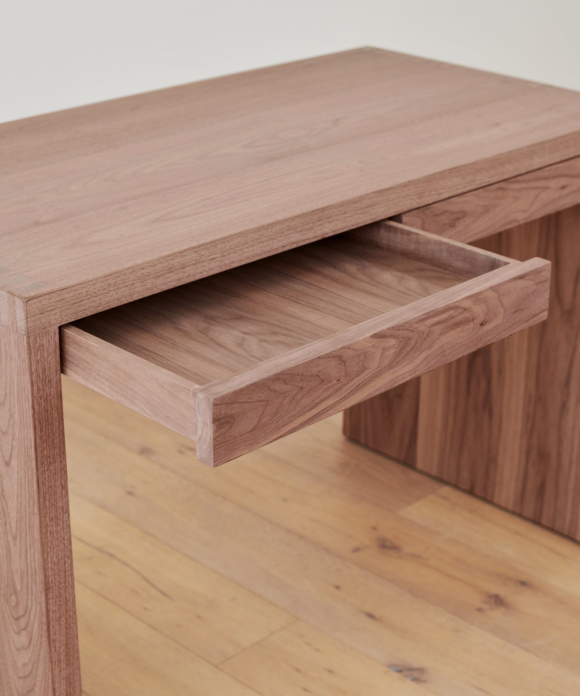 https://cdn.shopify.com/s/files/1/0565/1234/8333/products/JenniKayne_NewportDesk_Walnut-2.jpg?v=1678998916
