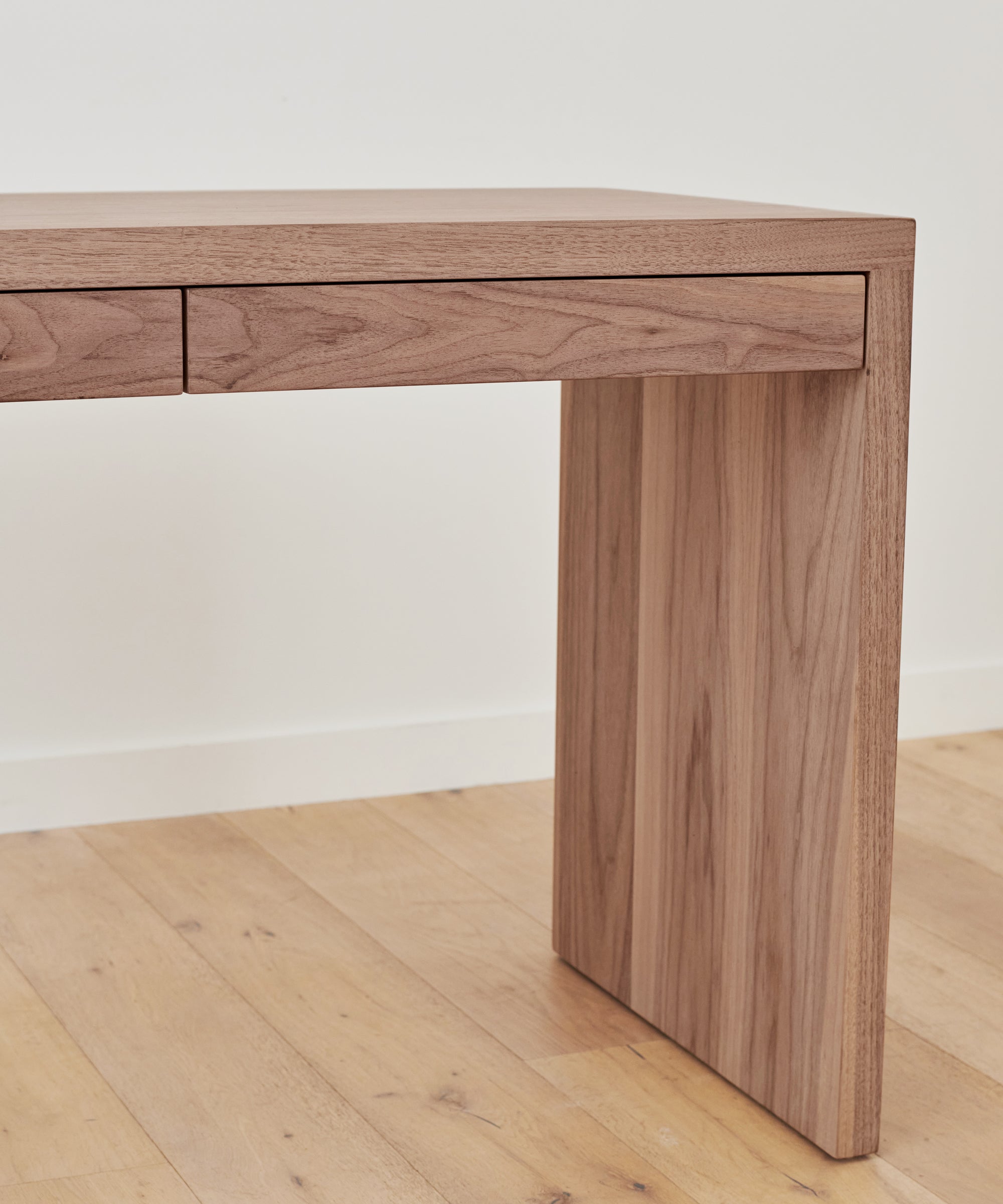 https://cdn.shopify.com/s/files/1/0565/1234/8333/products/JenniKayne_NewportDesk_Walnut-4.jpg?v=1678998916