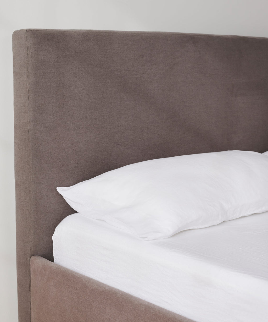 https://cdn.shopify.com/s/files/1/0565/1234/8333/products/JenniKayne_PacificBed_CharcoalLinen_2.jpg?v=1642726764