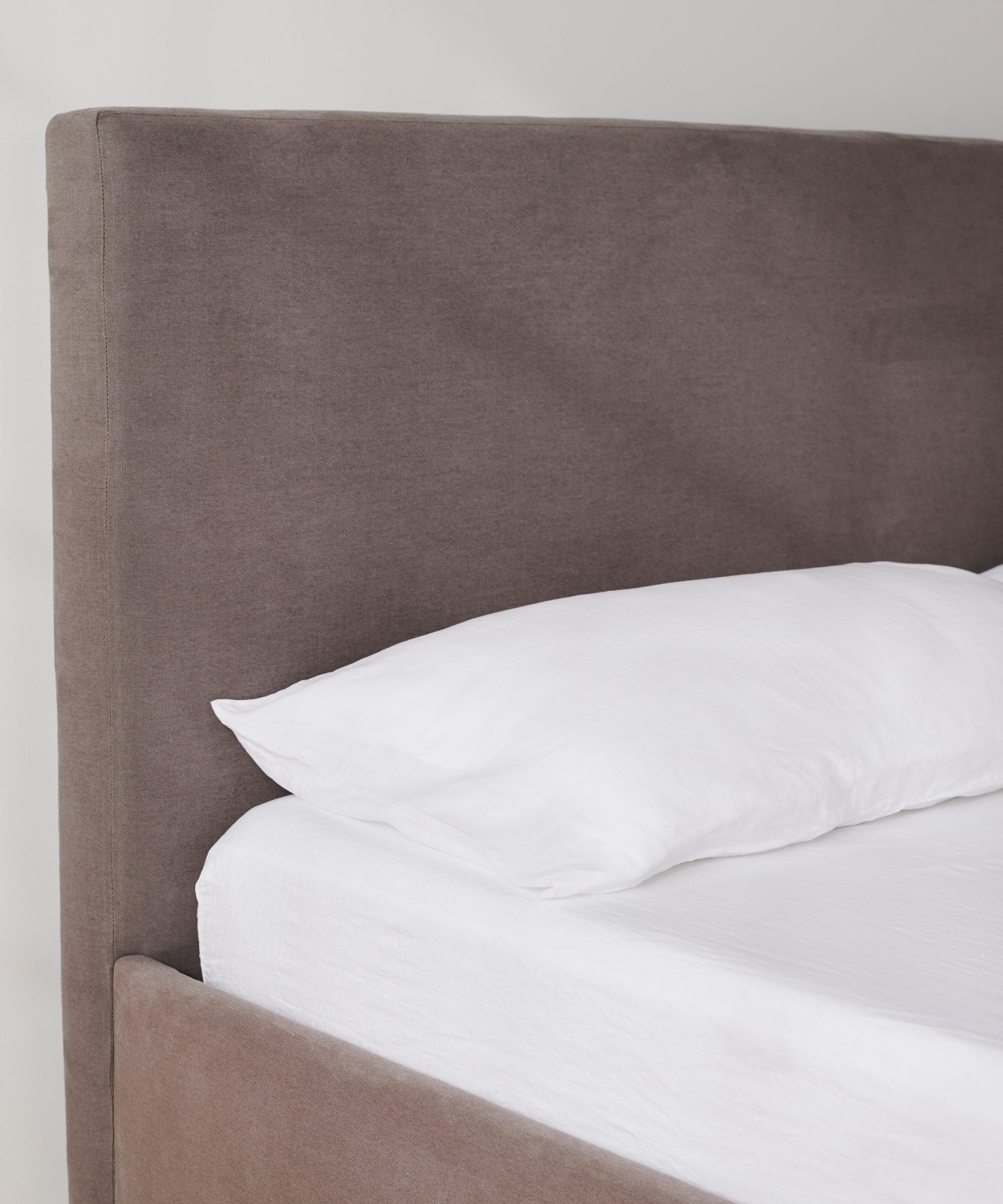 https://cdn.shopify.com/s/files/1/0565/1234/8333/products/JenniKayne_PacificBed_CharcoalLinen_2.jpg?v=1642726764