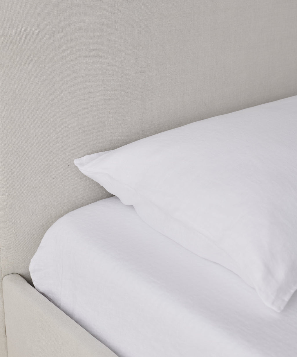 https://cdn.shopify.com/s/files/1/0565/1234/8333/products/JenniKayne_PacificBed_NaturalLinen_2.jpg?v=1645755959