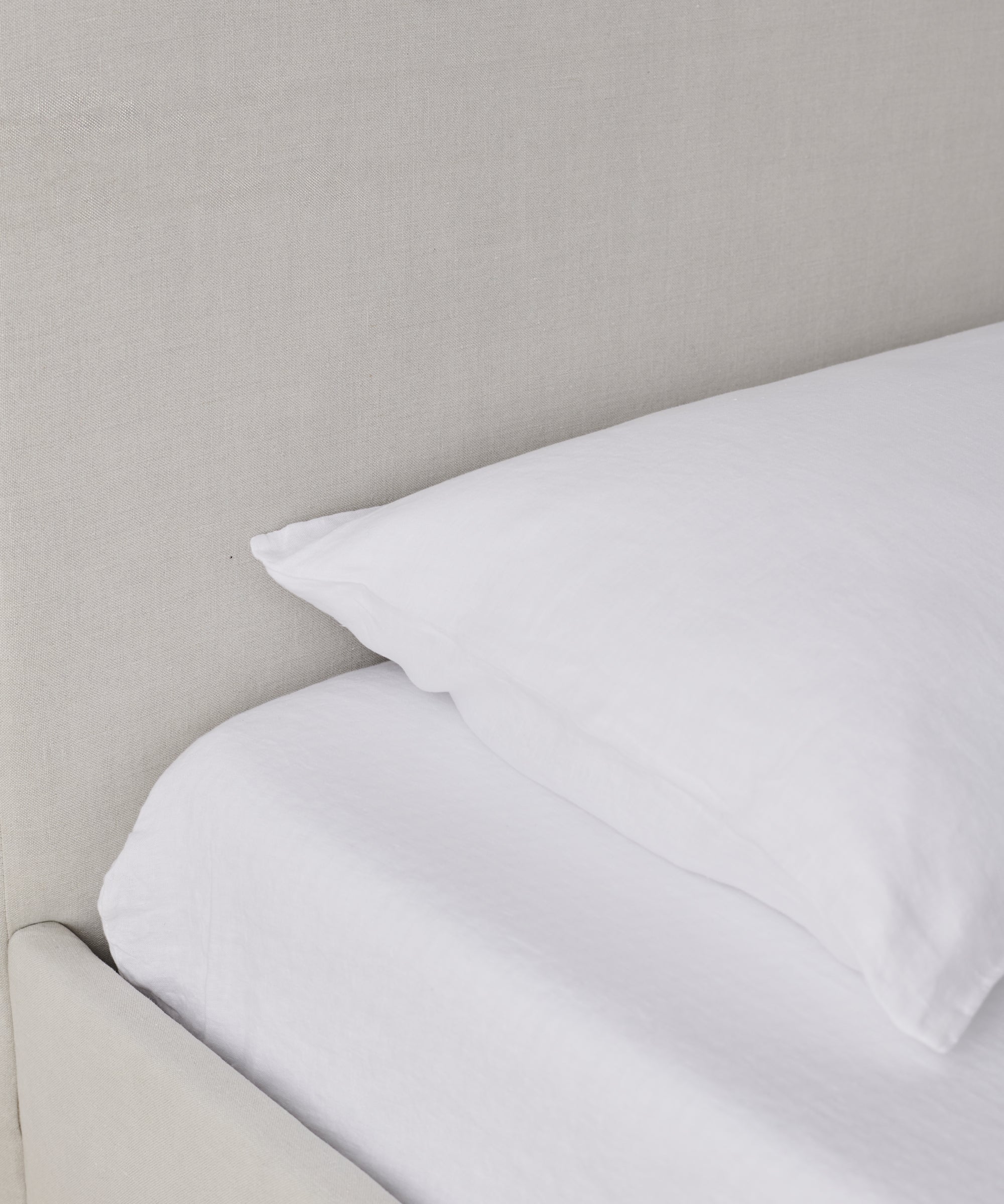 https://cdn.shopify.com/s/files/1/0565/1234/8333/products/JenniKayne_PacificBed_NaturalLinen_2.jpg?v=1645755959