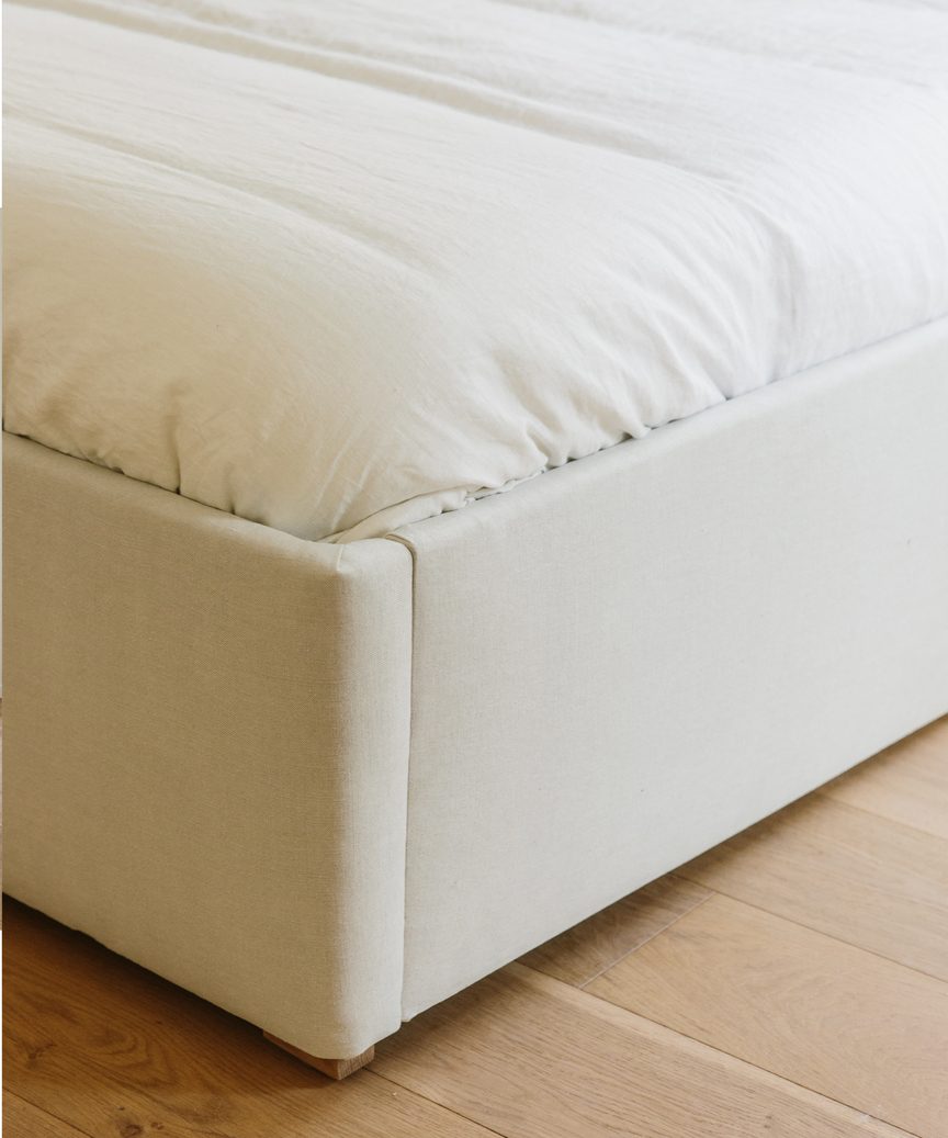 https://cdn.shopify.com/s/files/1/0565/1234/8333/products/Jenni_Kayne_Pacific_bed_Natural_Linen-2.jpg?v=1692074020