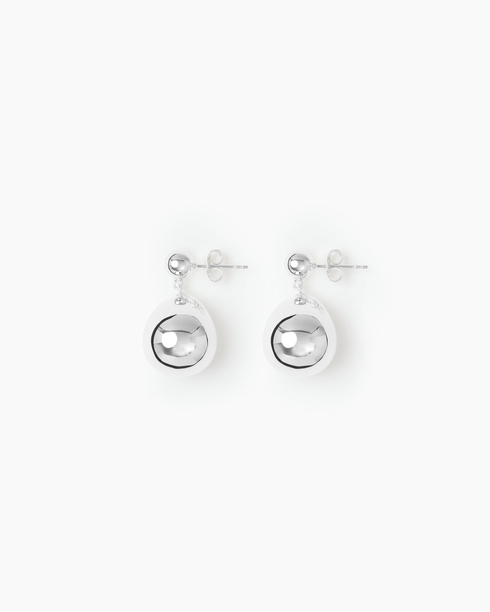 https://cdn.shopify.com/s/files/1/0592/5945/3598/files/Julie_silver.jpg?v=1748260754